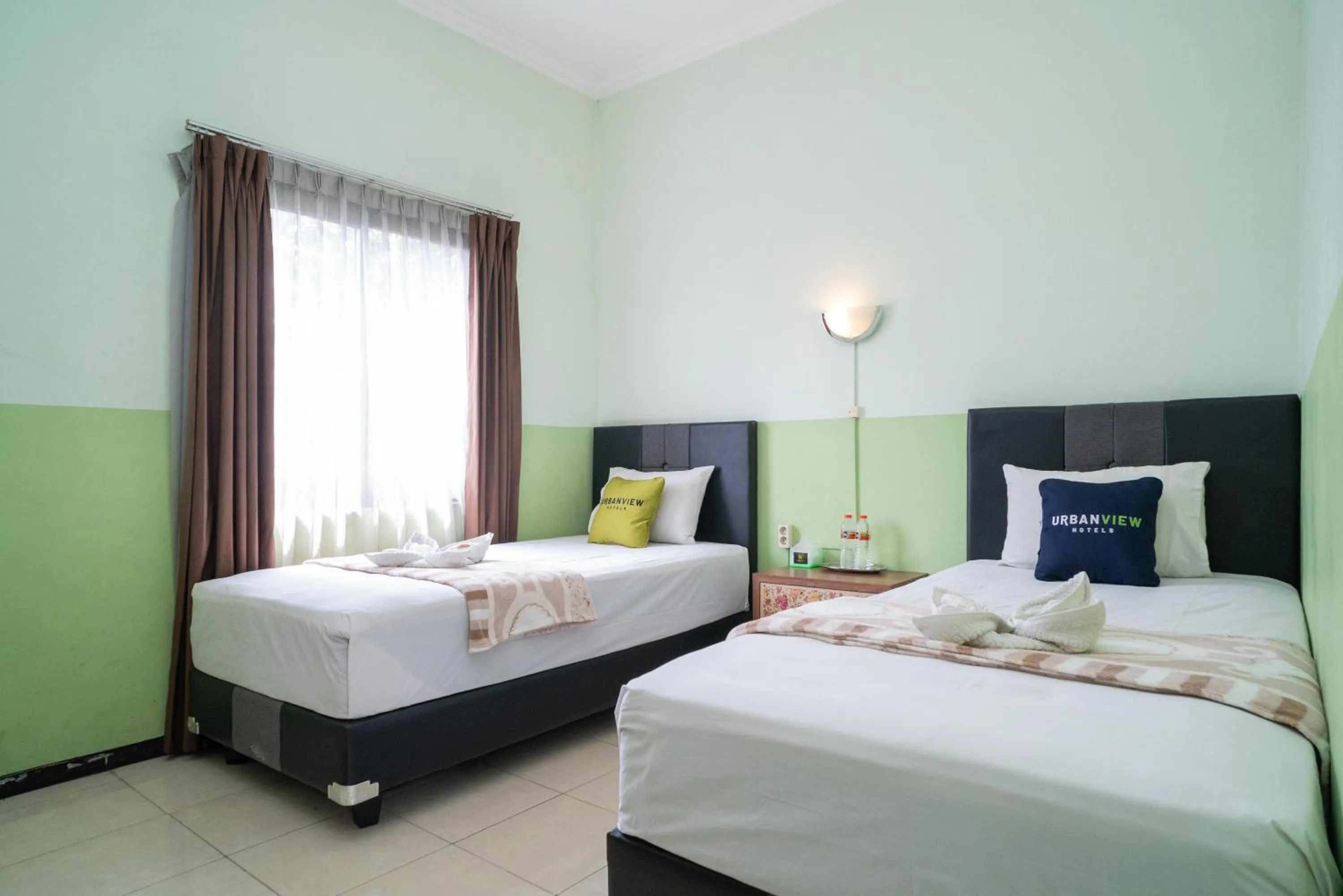 Bedroom, Bed in Urbanview Hotel de Kopen Malang by RedDoorz