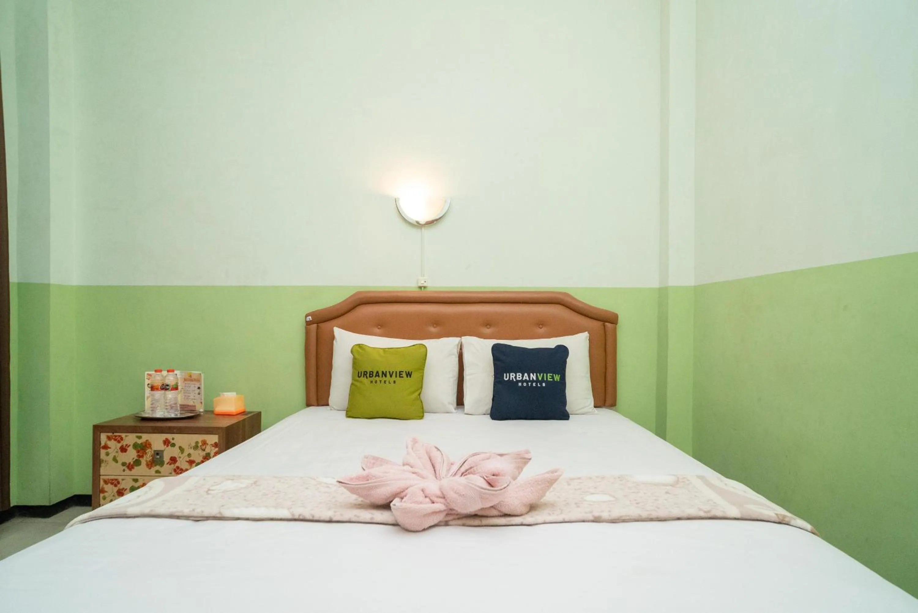 Photo of the whole room, Bed in Urbanview Hotel de Kopen Malang by RedDoorz