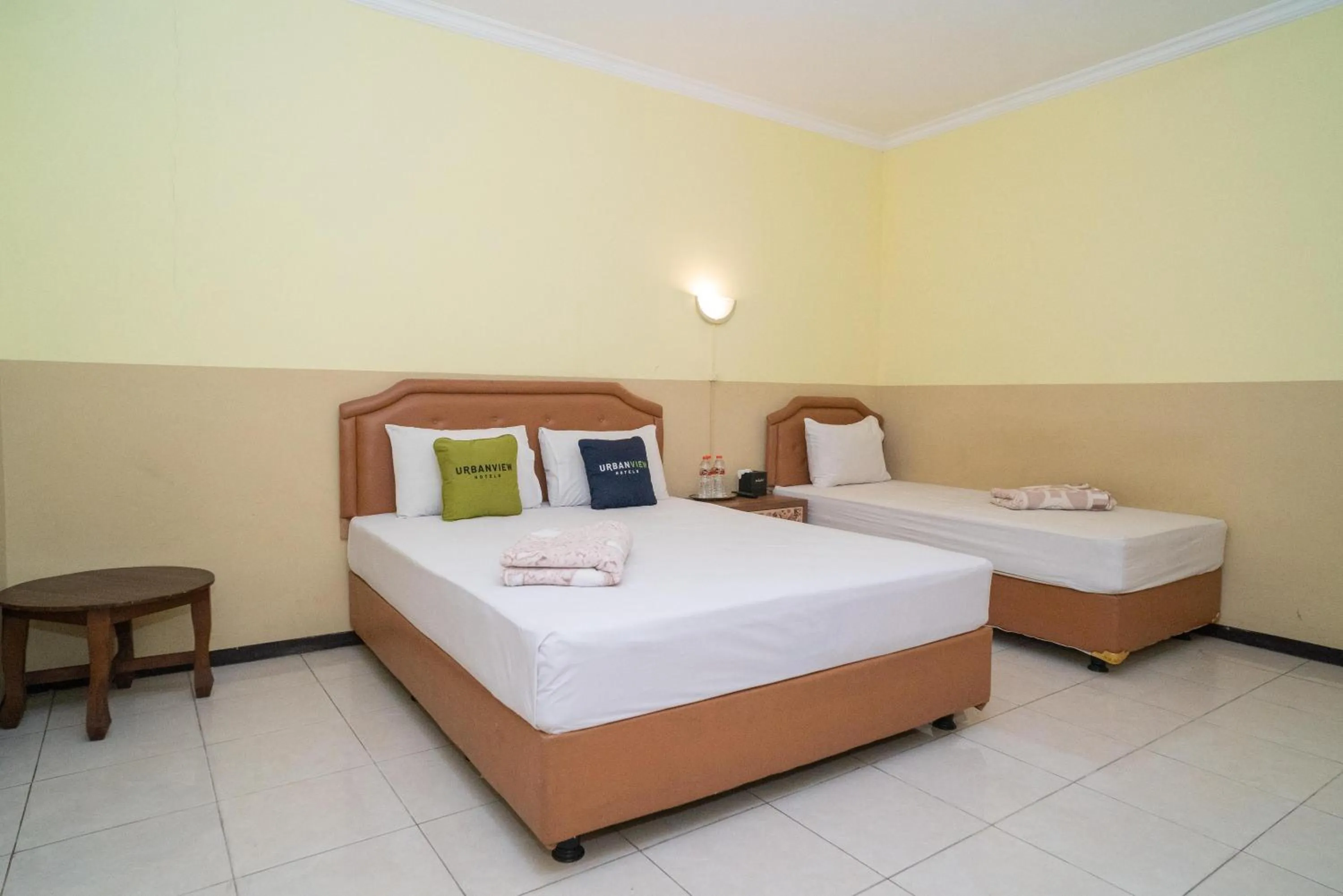 Photo of the whole room, Bed in Urbanview Hotel de Kopen Malang by RedDoorz