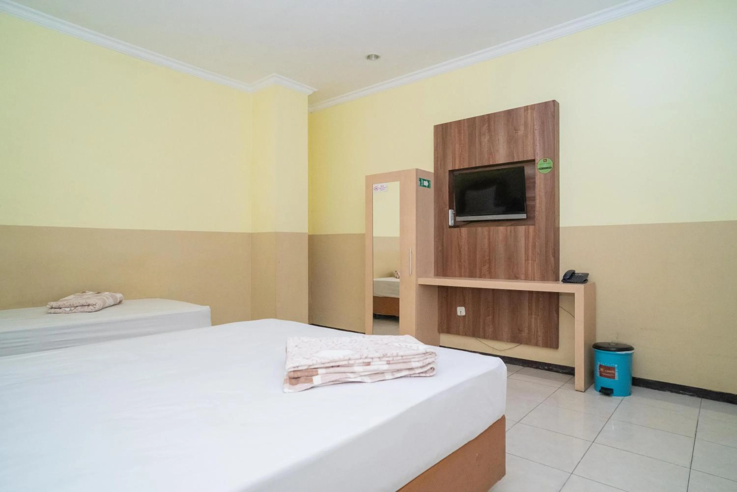 Photo of the whole room, Bed in Urbanview Hotel de Kopen Malang by RedDoorz