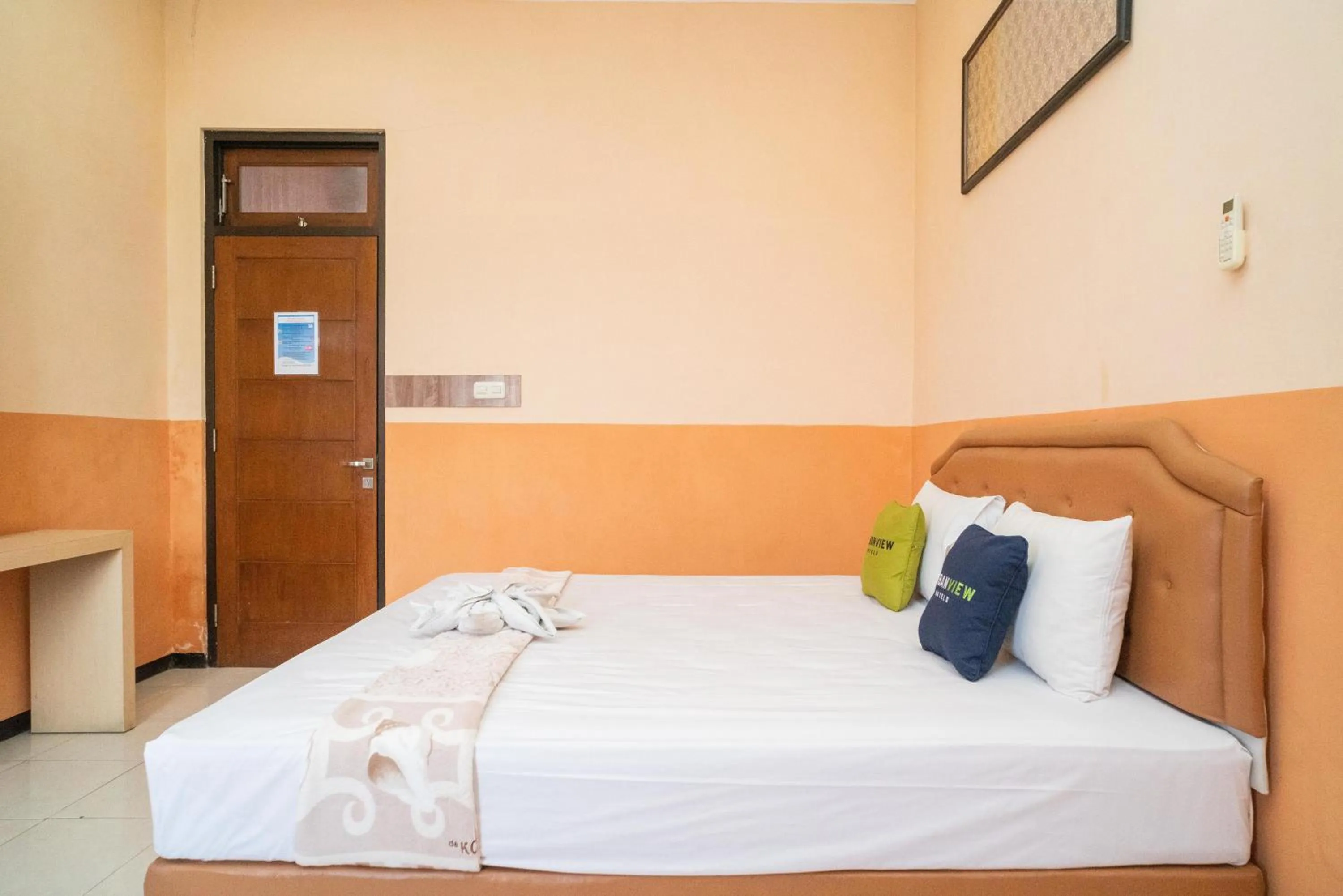 Bedroom, Bed in Urbanview Hotel de Kopen Malang by RedDoorz