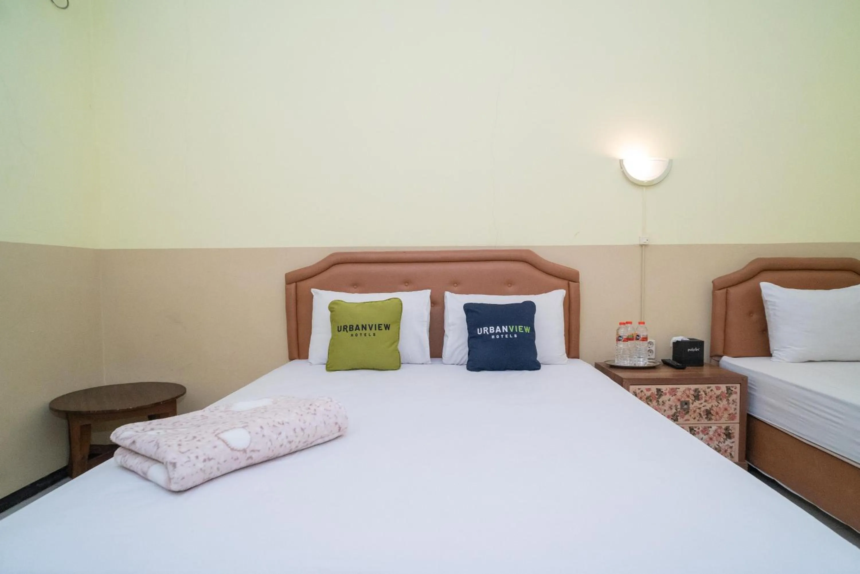 Photo of the whole room, Bed in Urbanview Hotel de Kopen Malang by RedDoorz