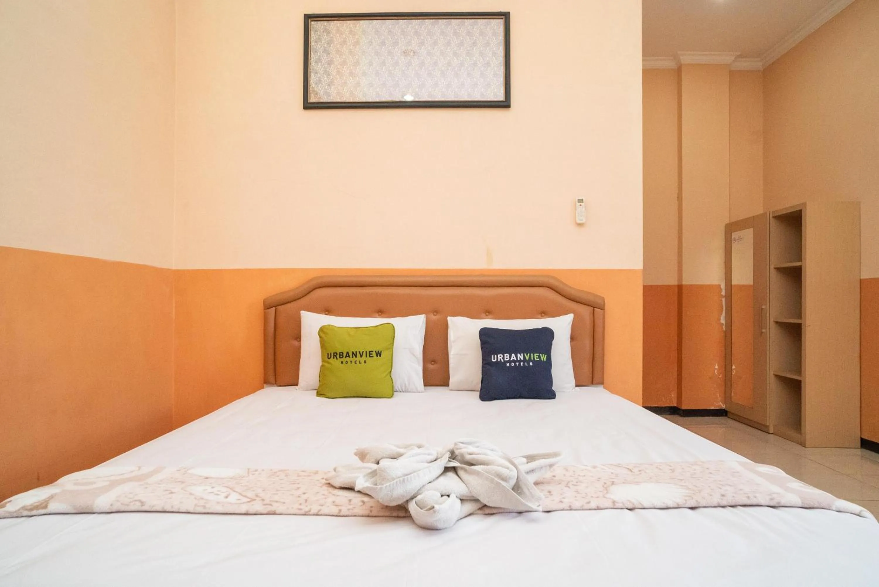 Bedroom, Bed in Urbanview Hotel de Kopen Malang by RedDoorz