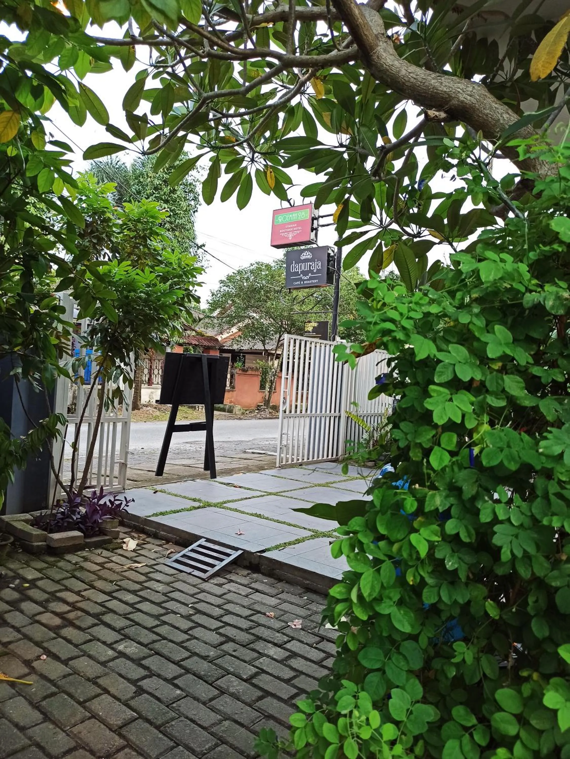 Facade/entrance in Roemah 28 Syariah