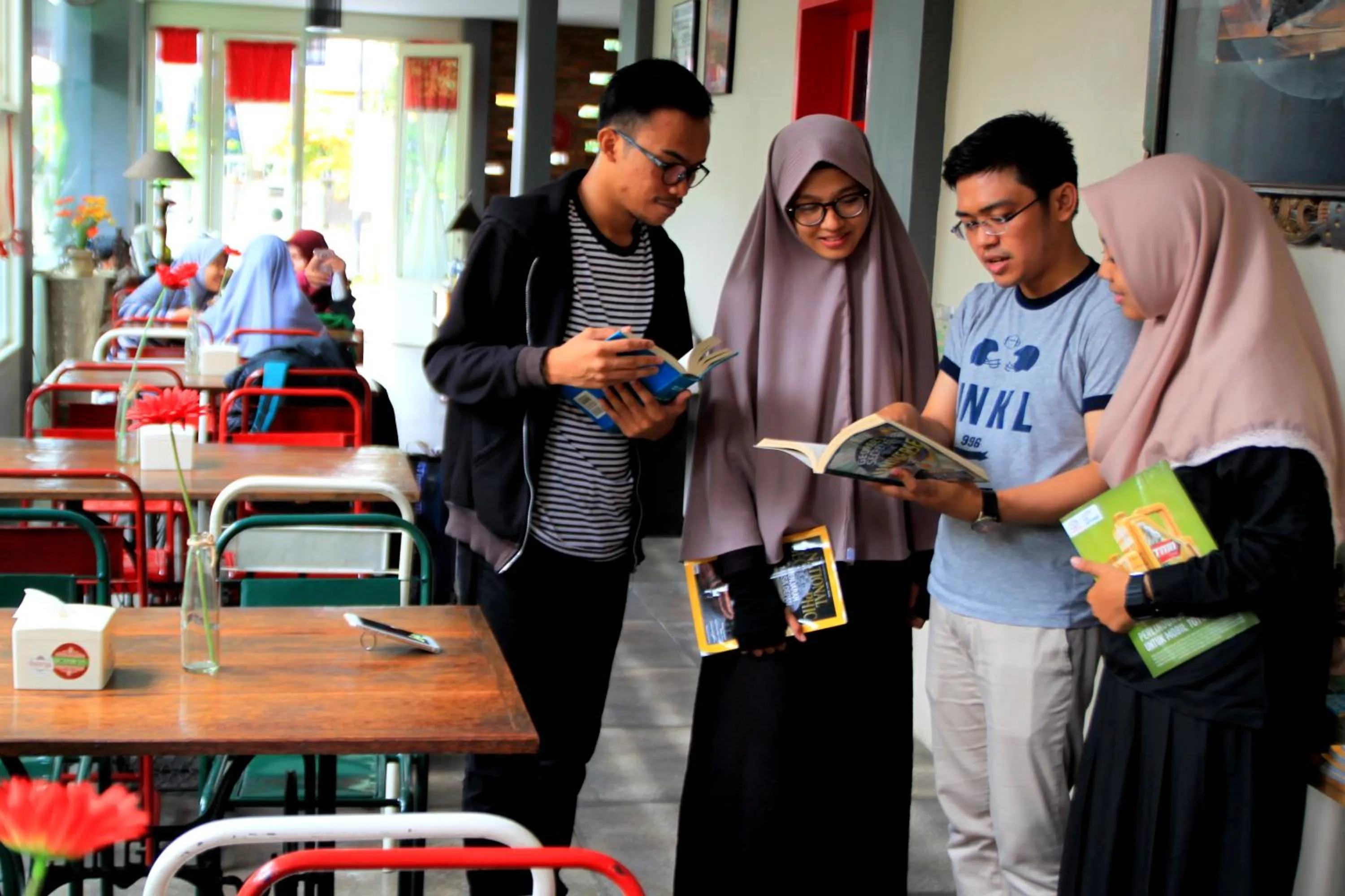 People in Roemah 28 Syariah