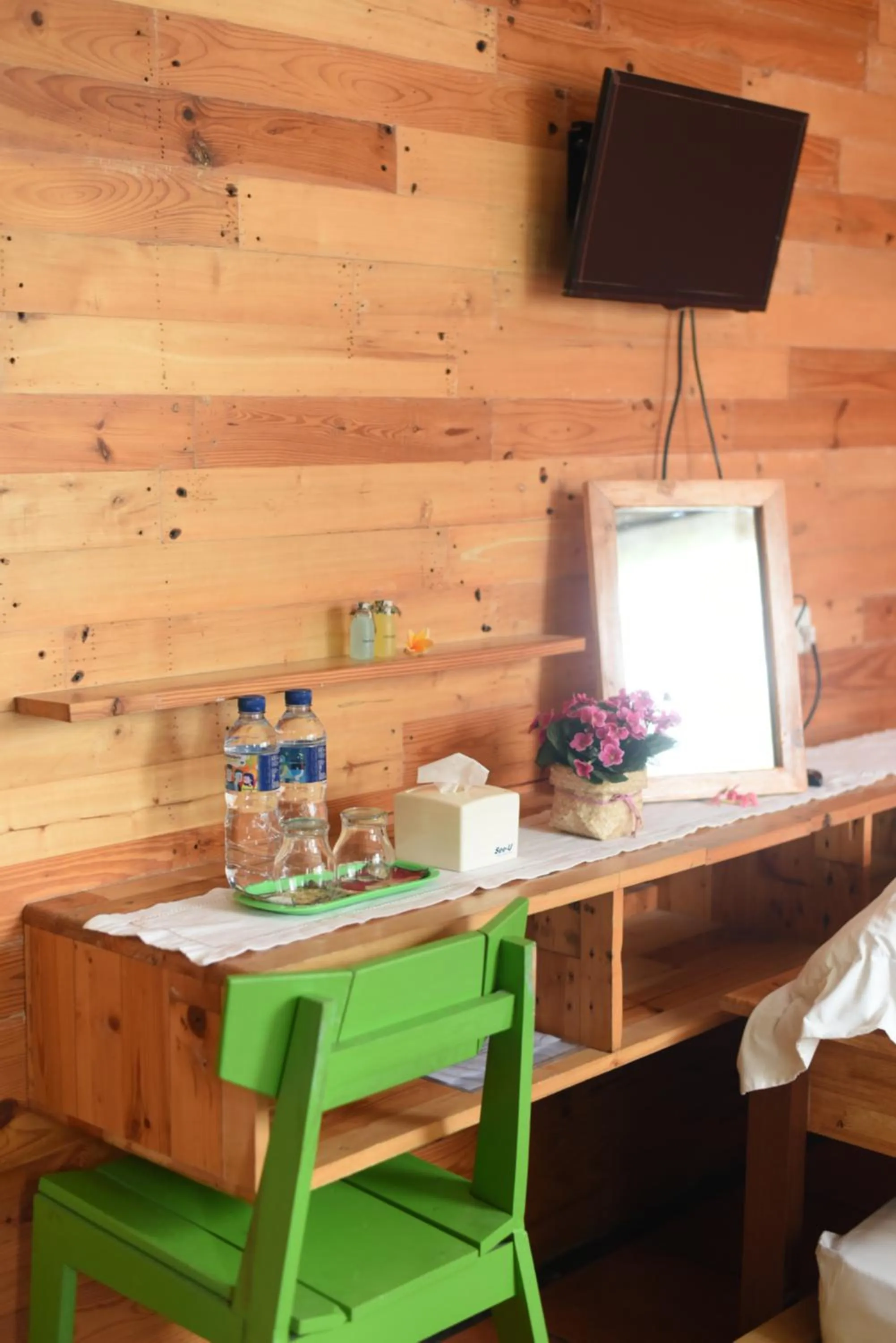 TV and multimedia in Roemah 28 Syariah