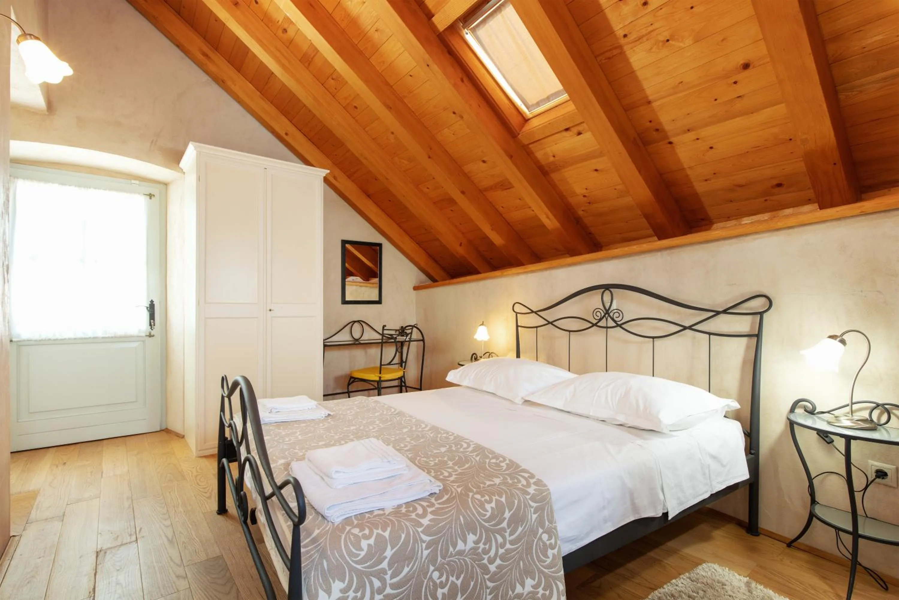 Bed in Villa Mama - Traditional Apartments in Omis, free parking