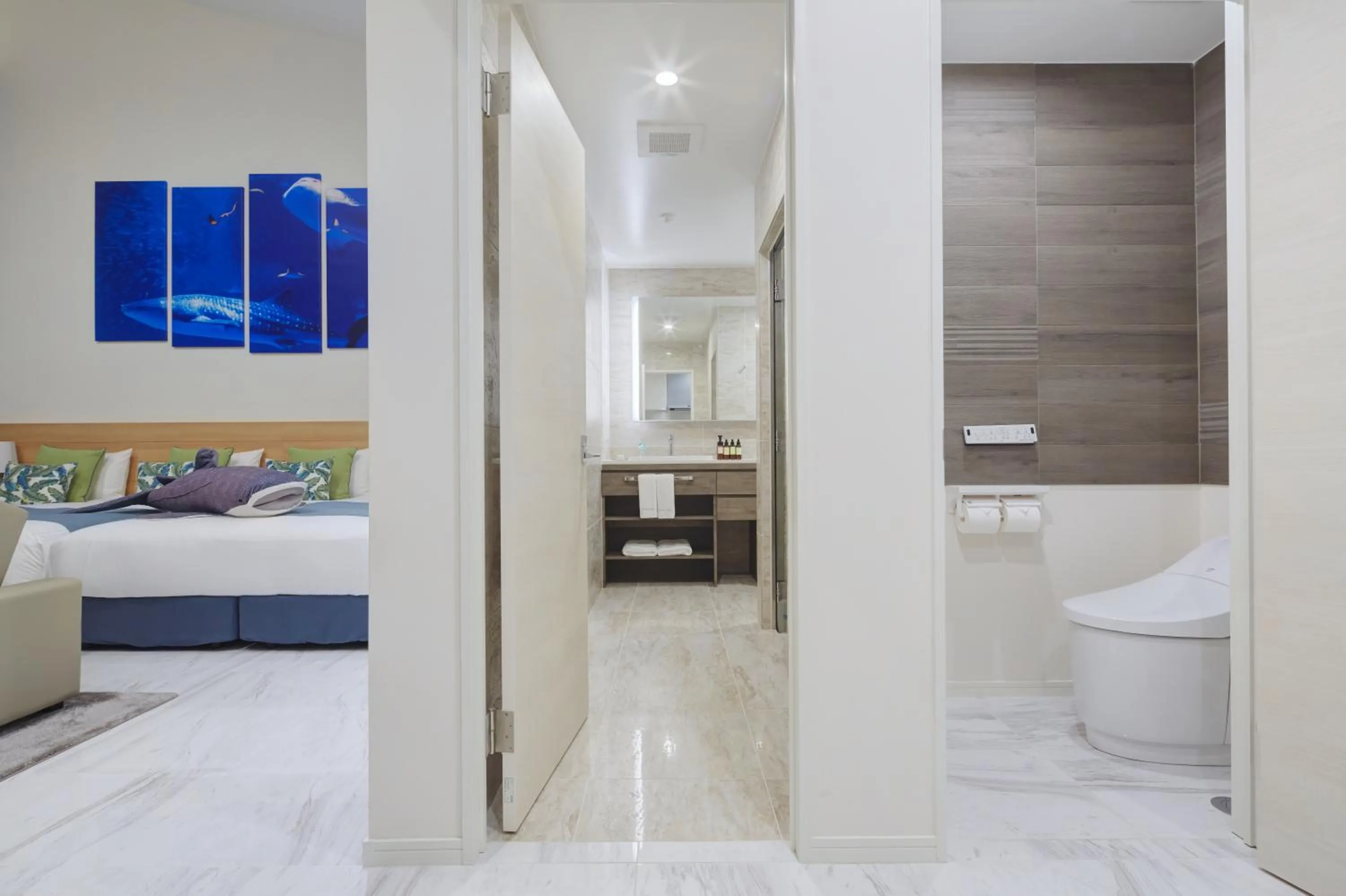 Photo of the whole room, Bed in Royal View Hotel Churaumi