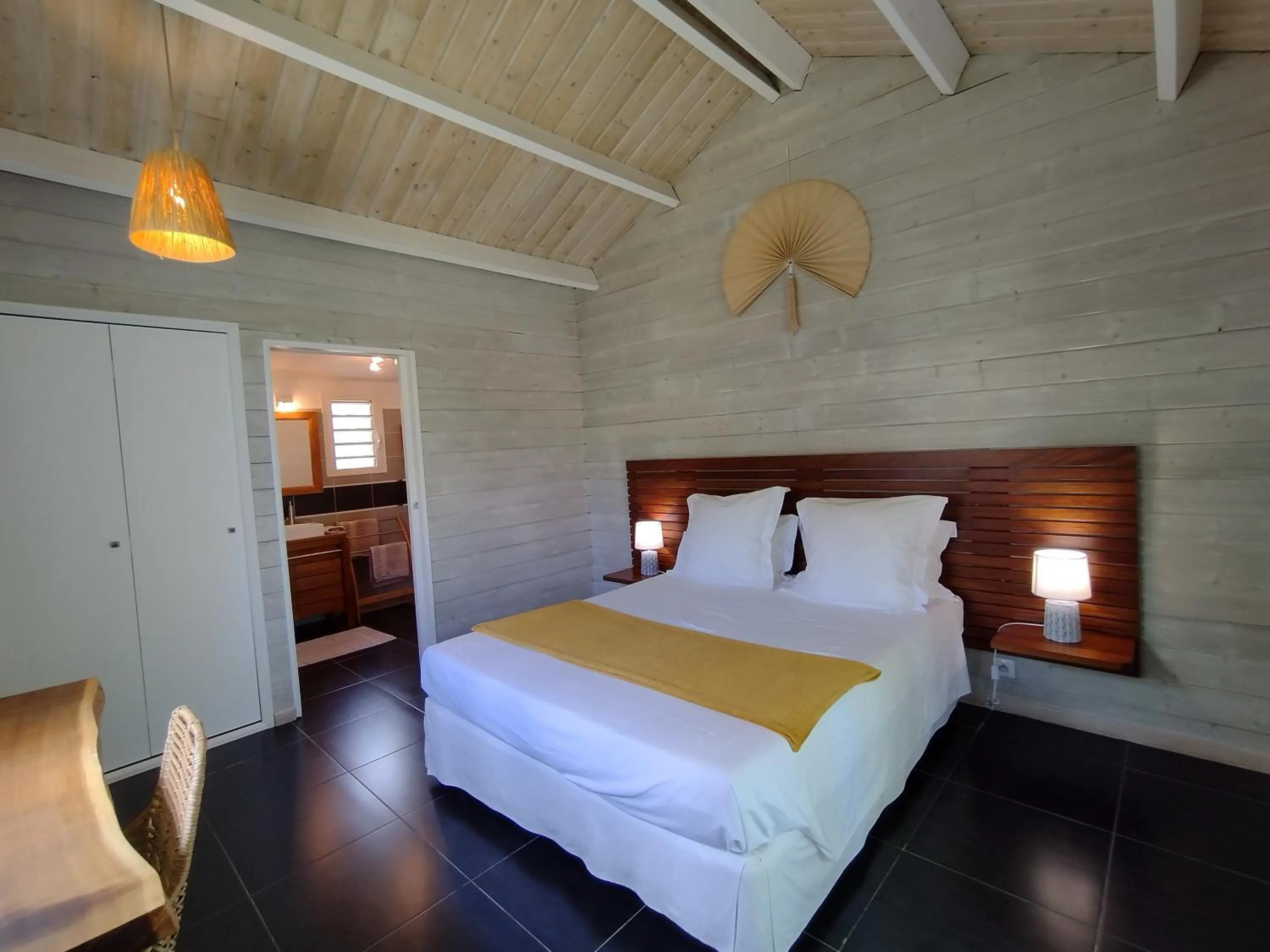 Photo of the whole room, Bed in Les Coeurs d'Amants