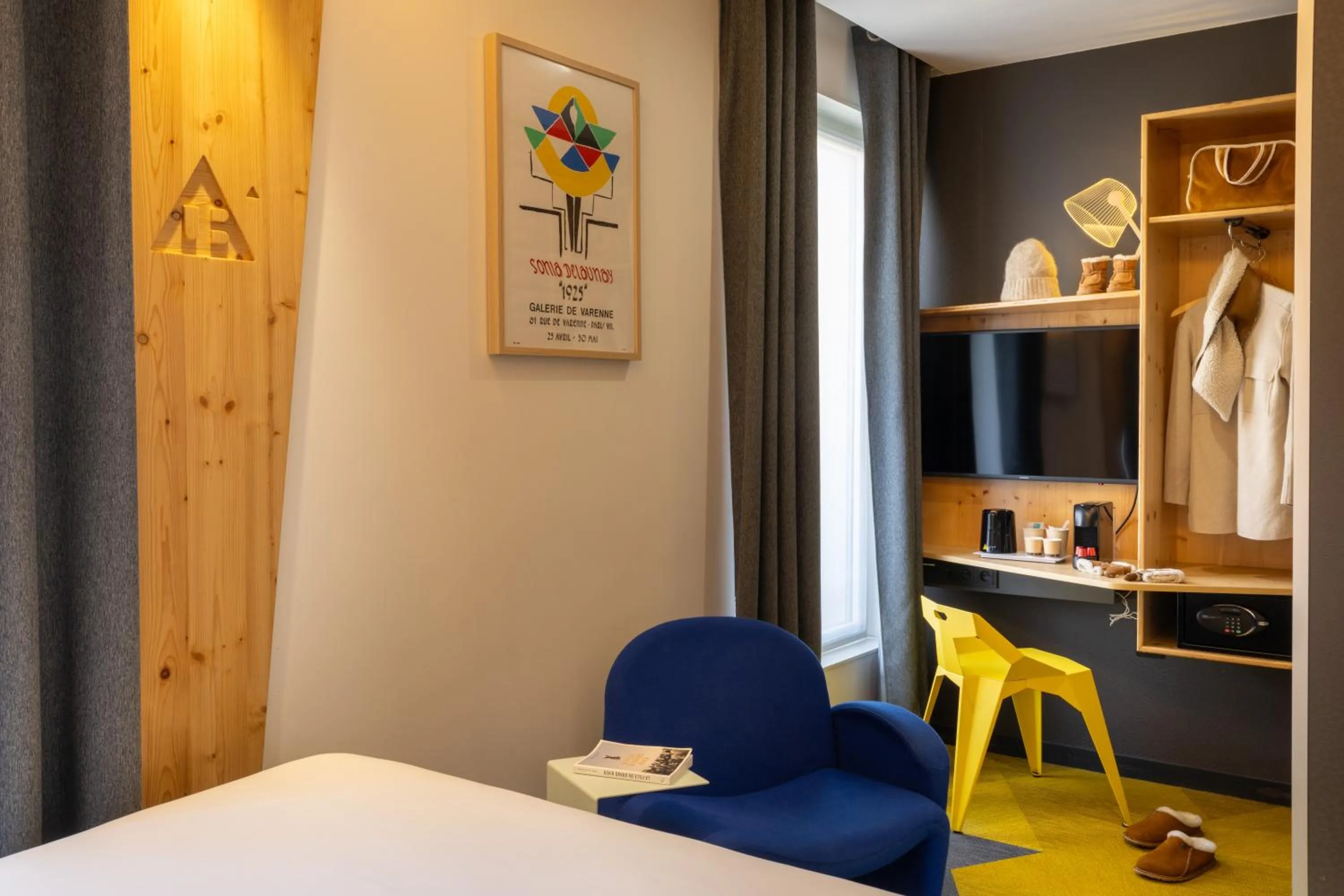 Living room, Bed in Urban Bivouac Hotel