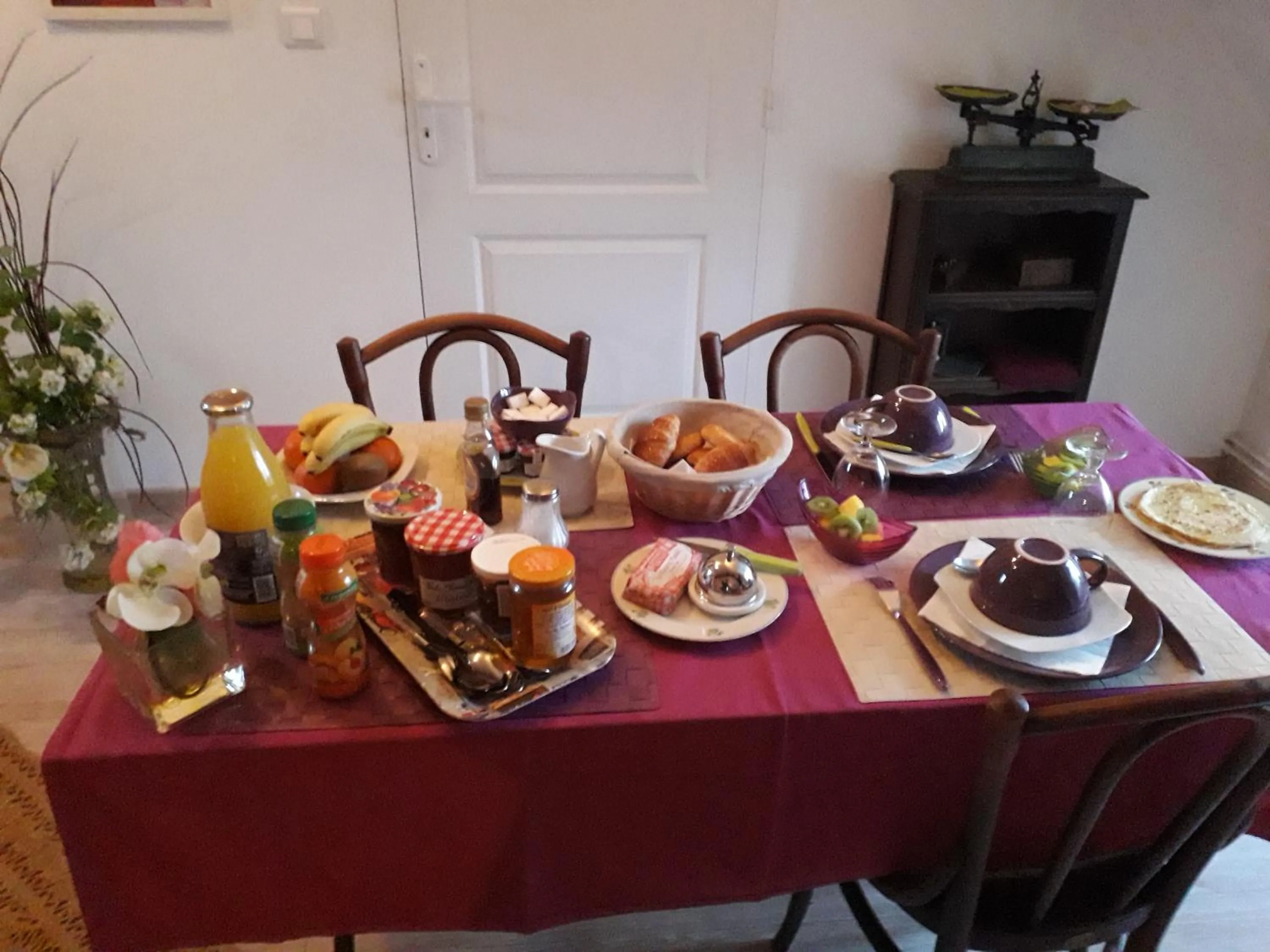 Breakfast in Le Moulin De Laval