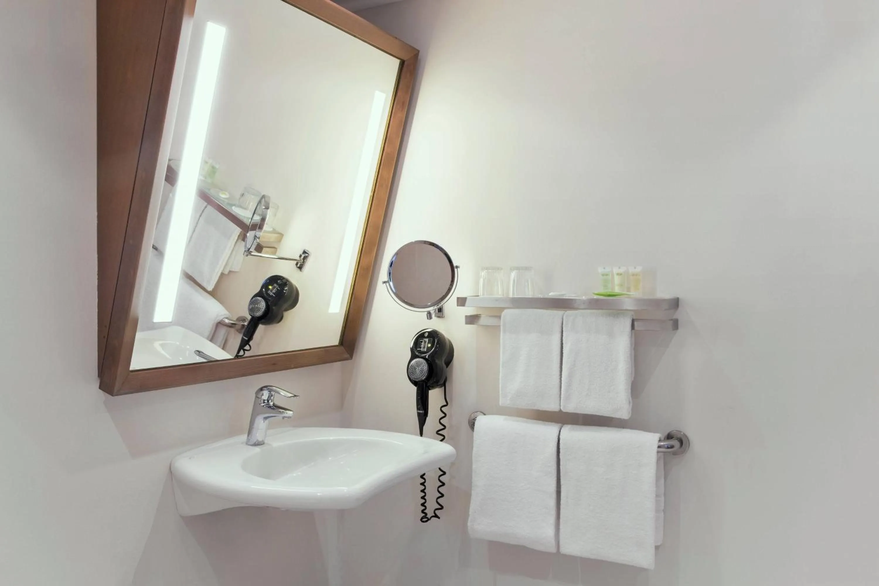 Bathroom in Courtyard by Marriott Wiesbaden-Nordenstadt