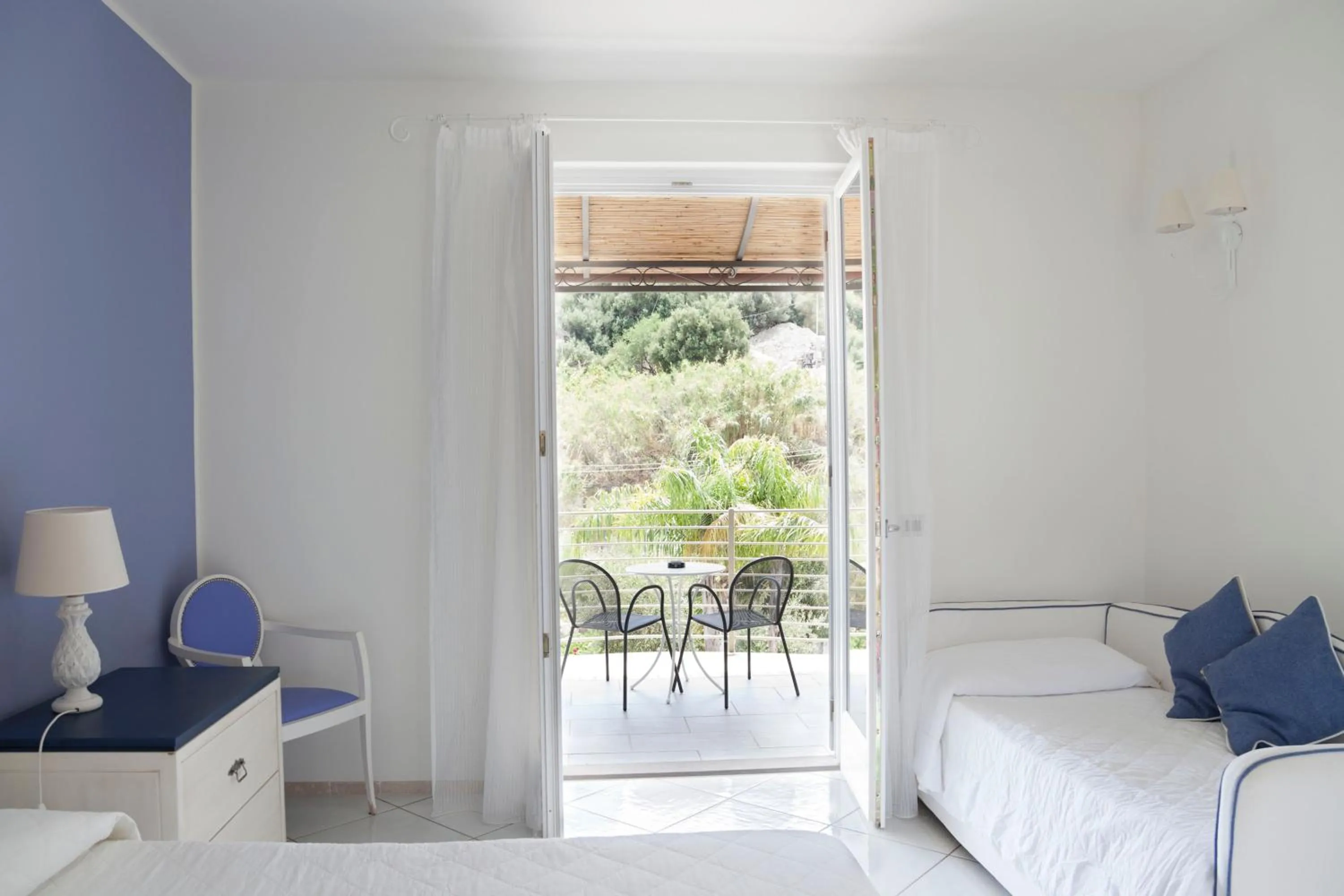 Balcony/Terrace, Bed in Hotel Mea - Aeolian Charme