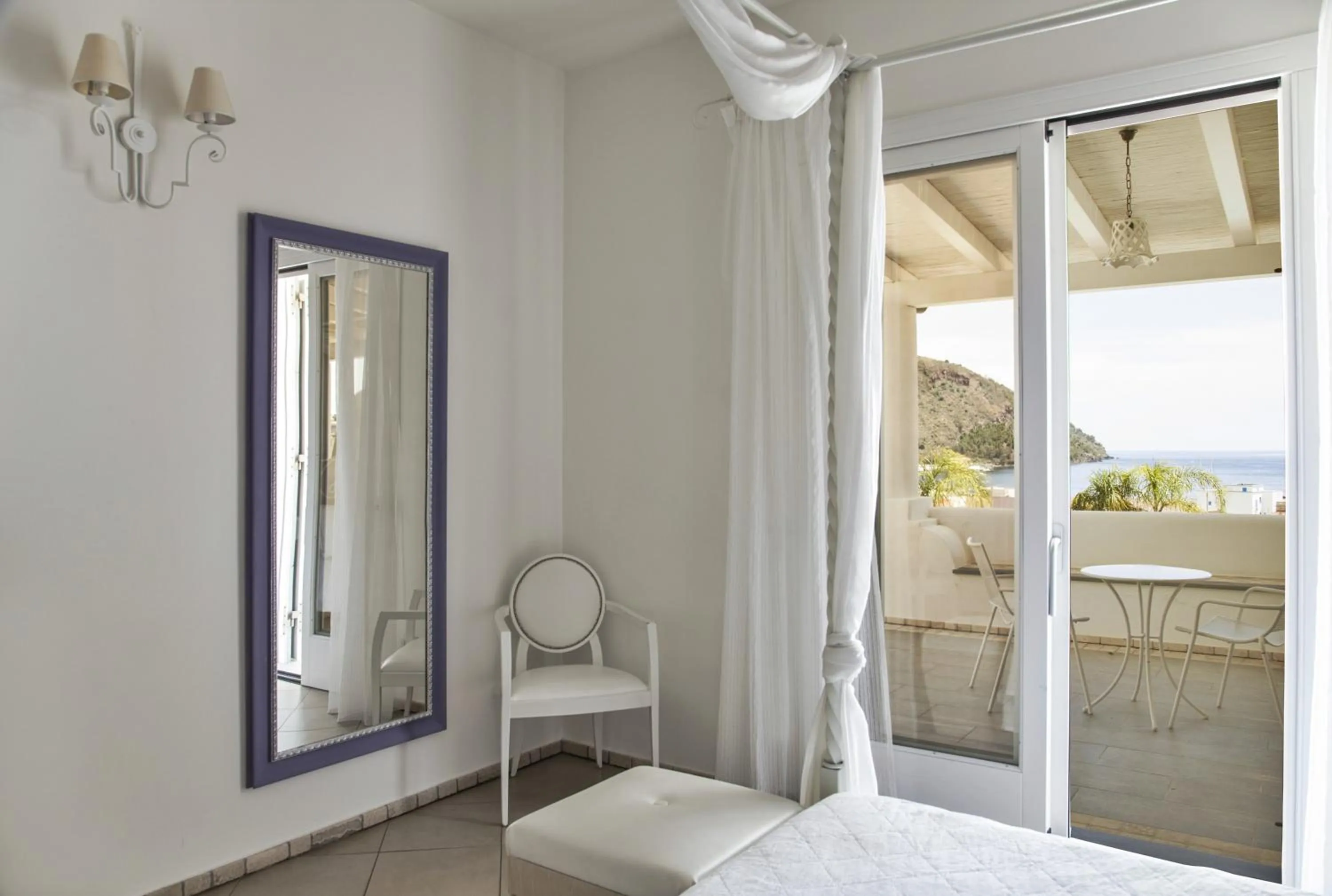 Bed in Hotel Mea - Aeolian Charme