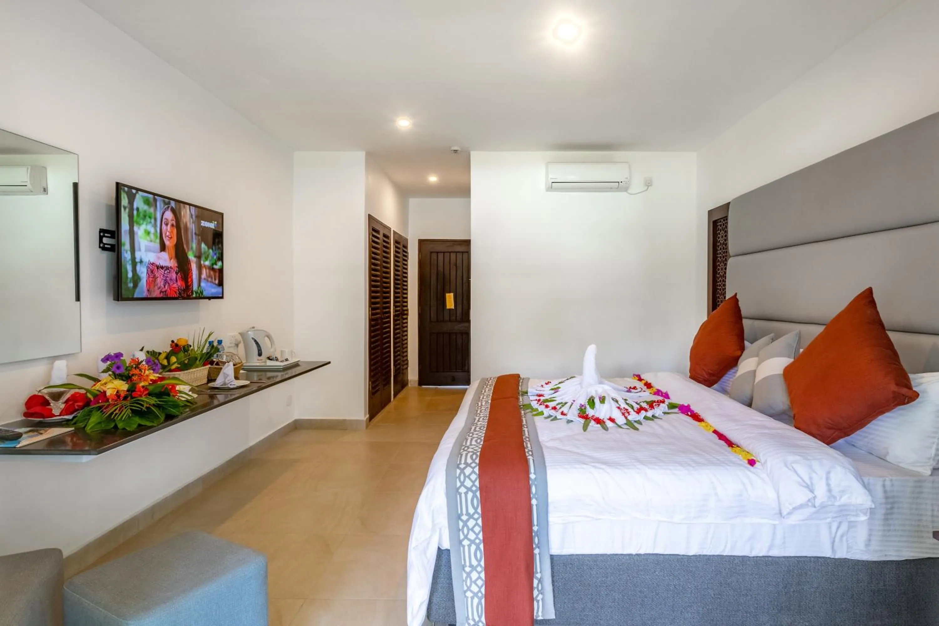 Photo of the whole room, Bed in Southern Palms Beach Resort