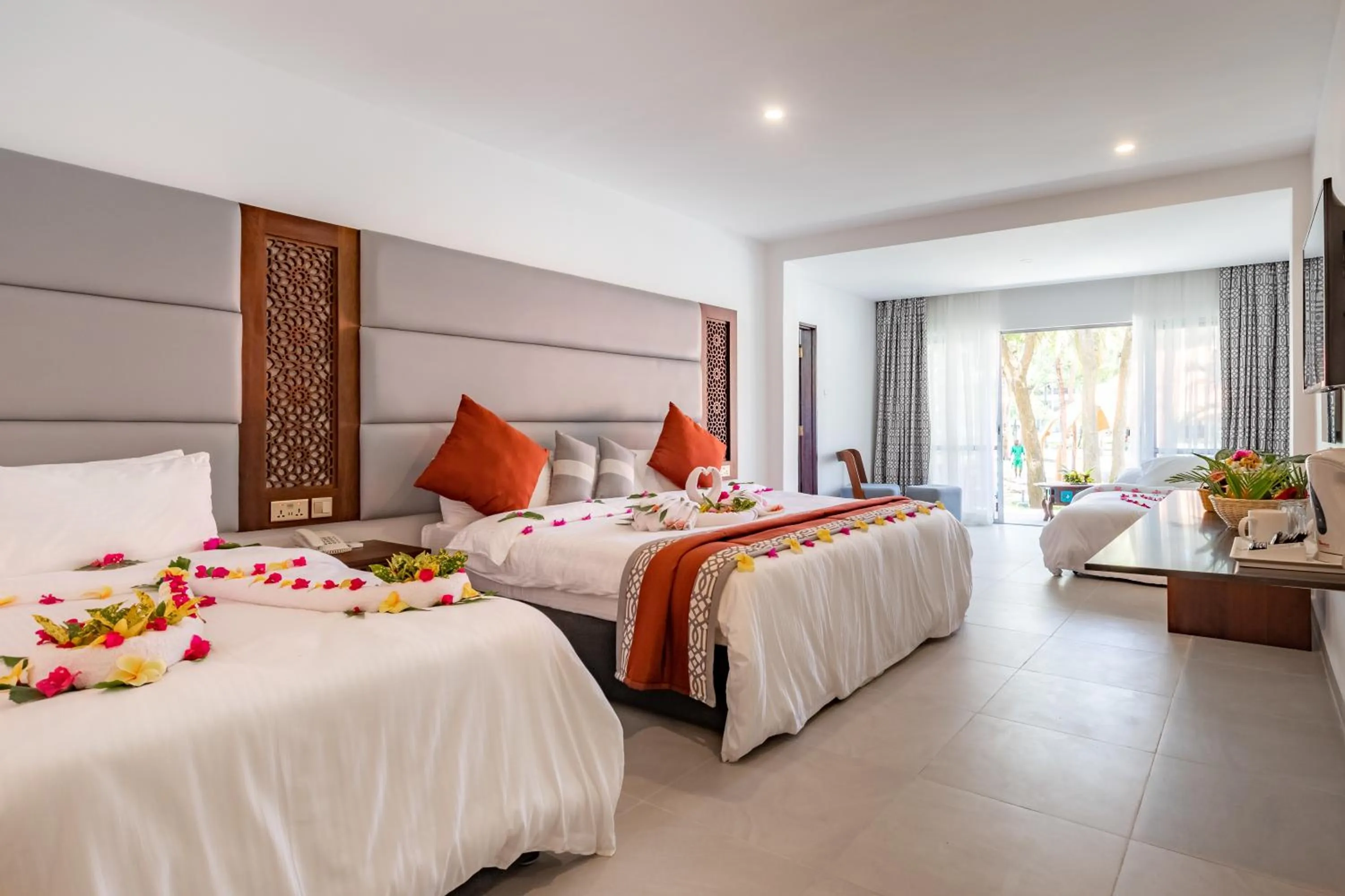 Photo of the whole room, Bed in Southern Palms Beach Resort