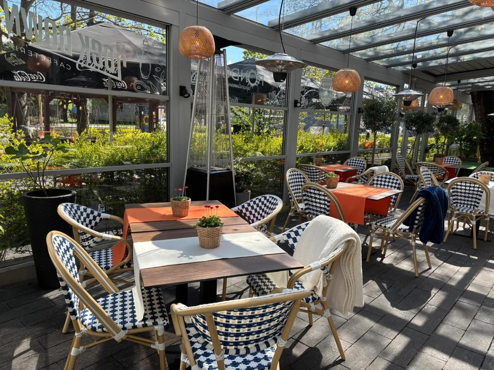 Restaurant/places to eat in Apartamenty Zdrojowa