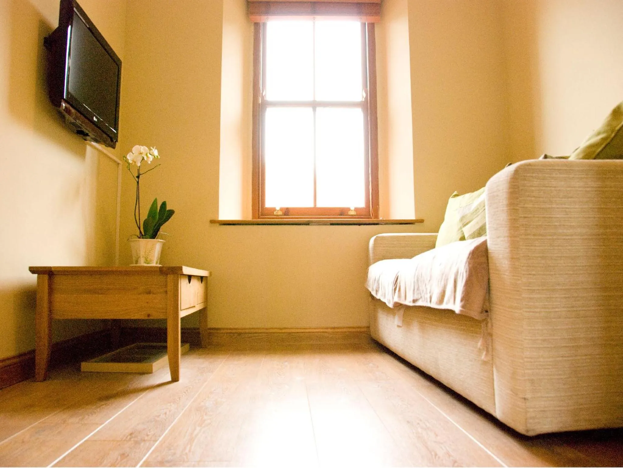 Seating area, Bed in Courtyard Mews Armagh City