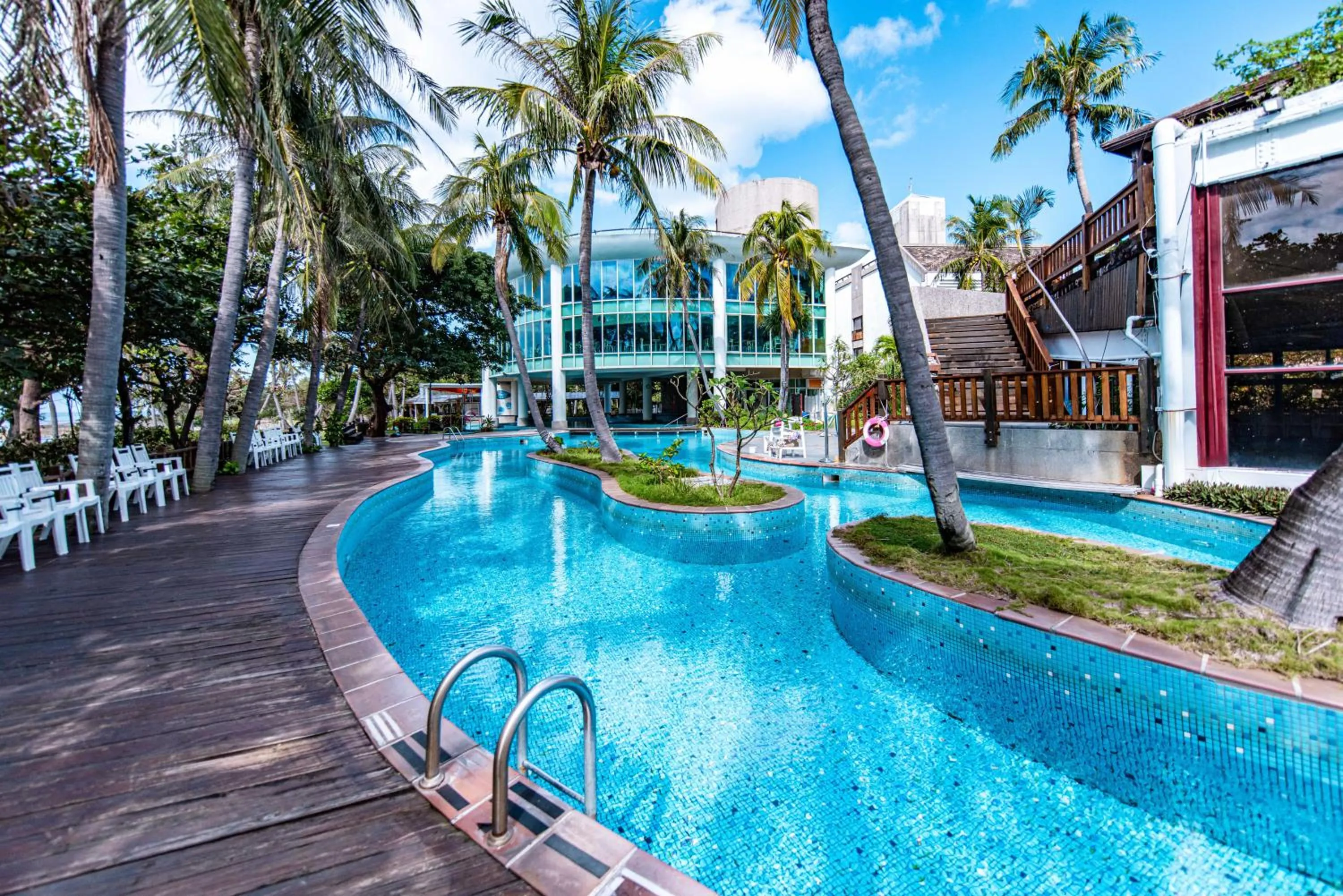 Swimming pool in Yoho Beach Resort Kenting