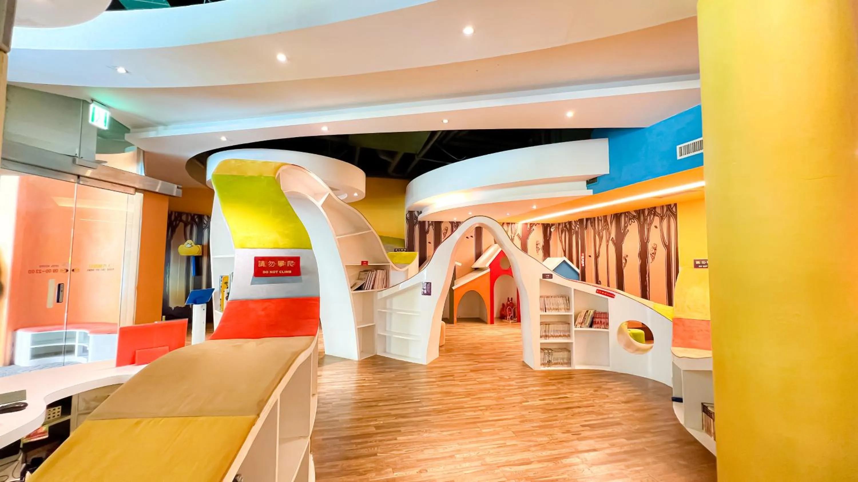 Children play ground, Bed in Yoho Beach Resort Kenting