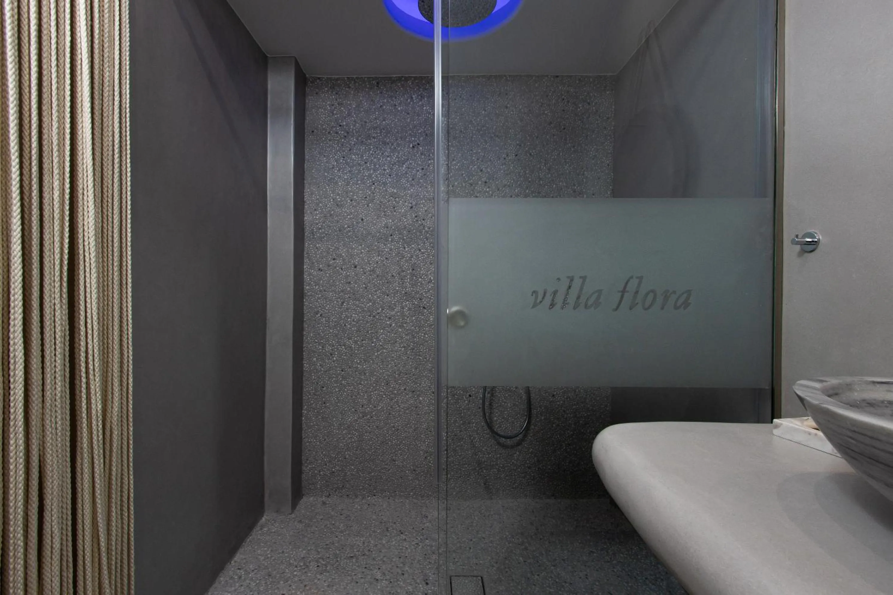 Shower in Hotel Villa Flora