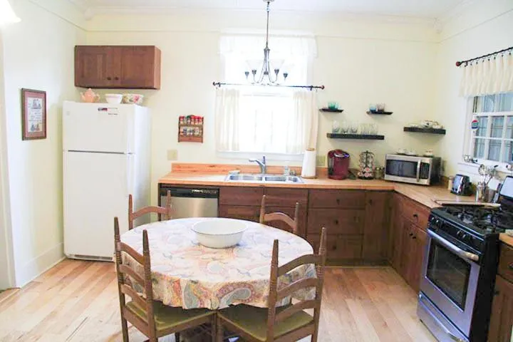 Communal kitchen in Riverboat Bed & Breakfast