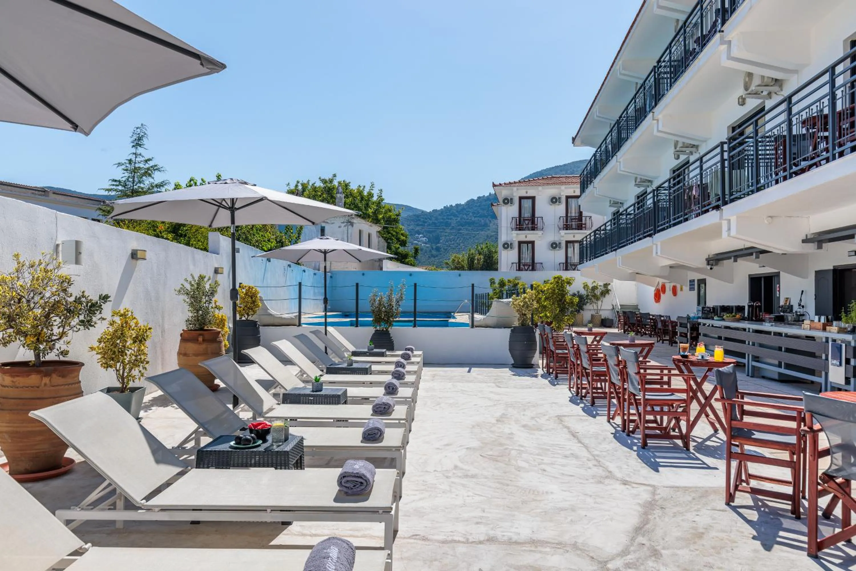 Restaurant/places to eat in Amalia Hotel