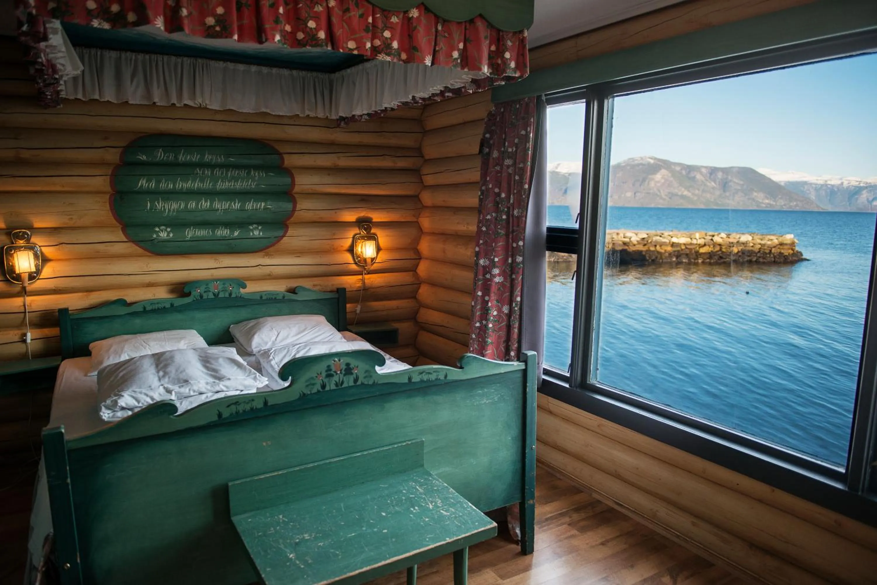 Bed in Leikanger Fjordhotel - Unike Hoteller