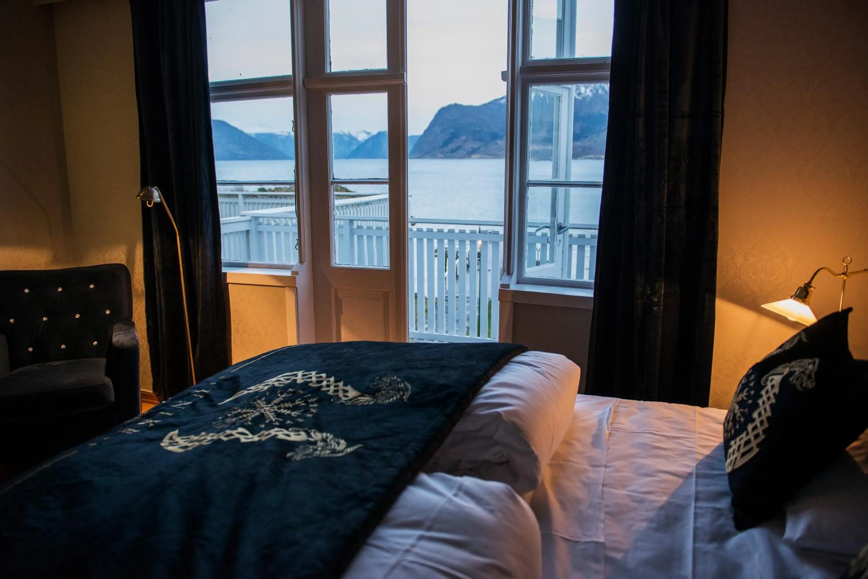 Balcony/Terrace, Bed in Leikanger Fjordhotel - Unike Hoteller