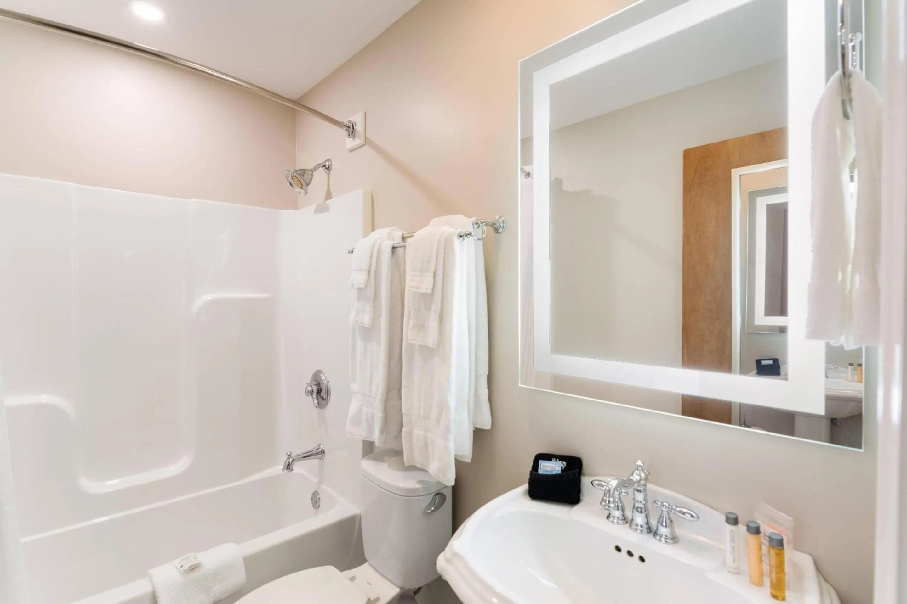 Bedroom in The Port Inn and Cottages, an Ascend Collection Hotel