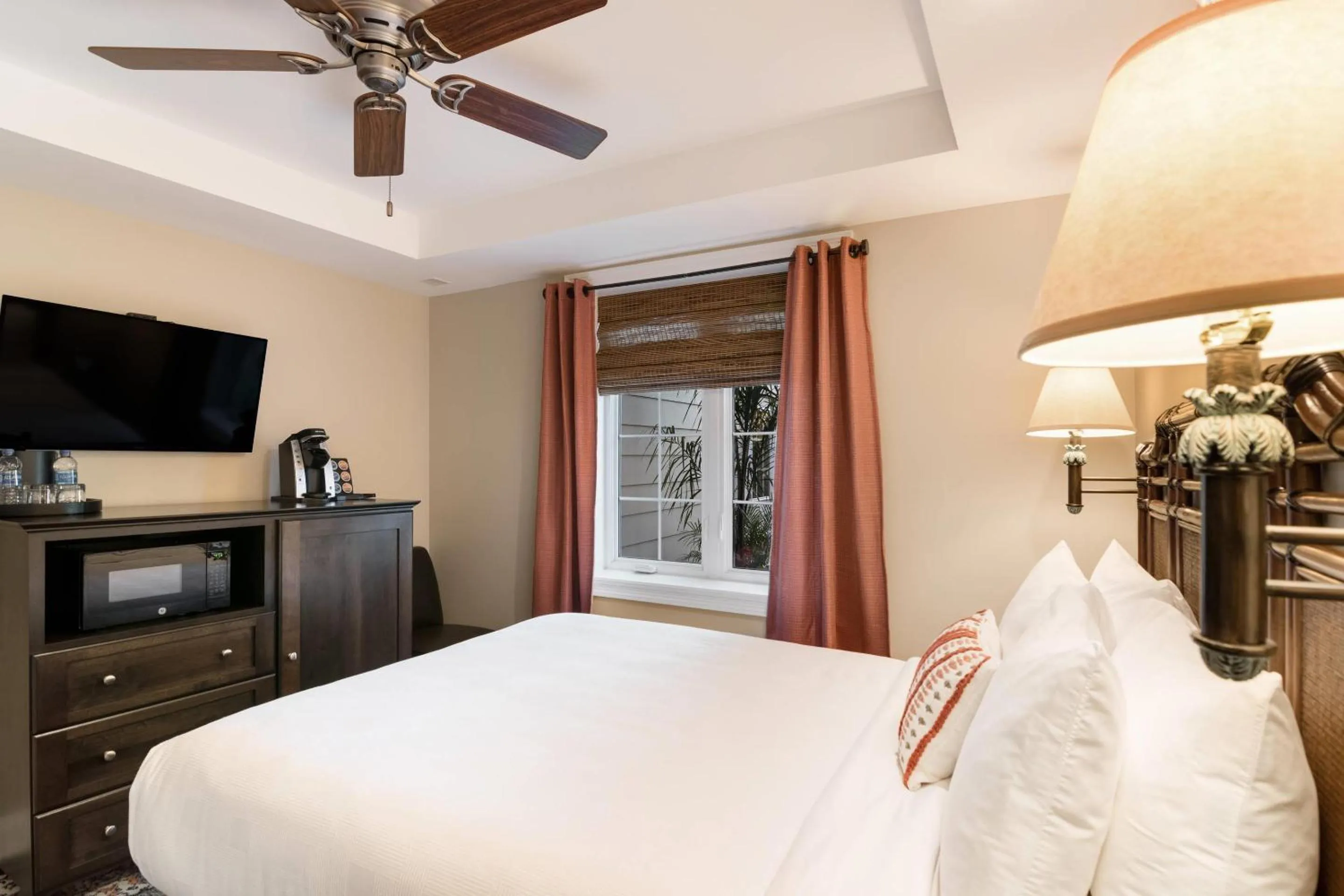 Bedroom, Bed in The Port Inn and Cottages, an Ascend Collection Hotel