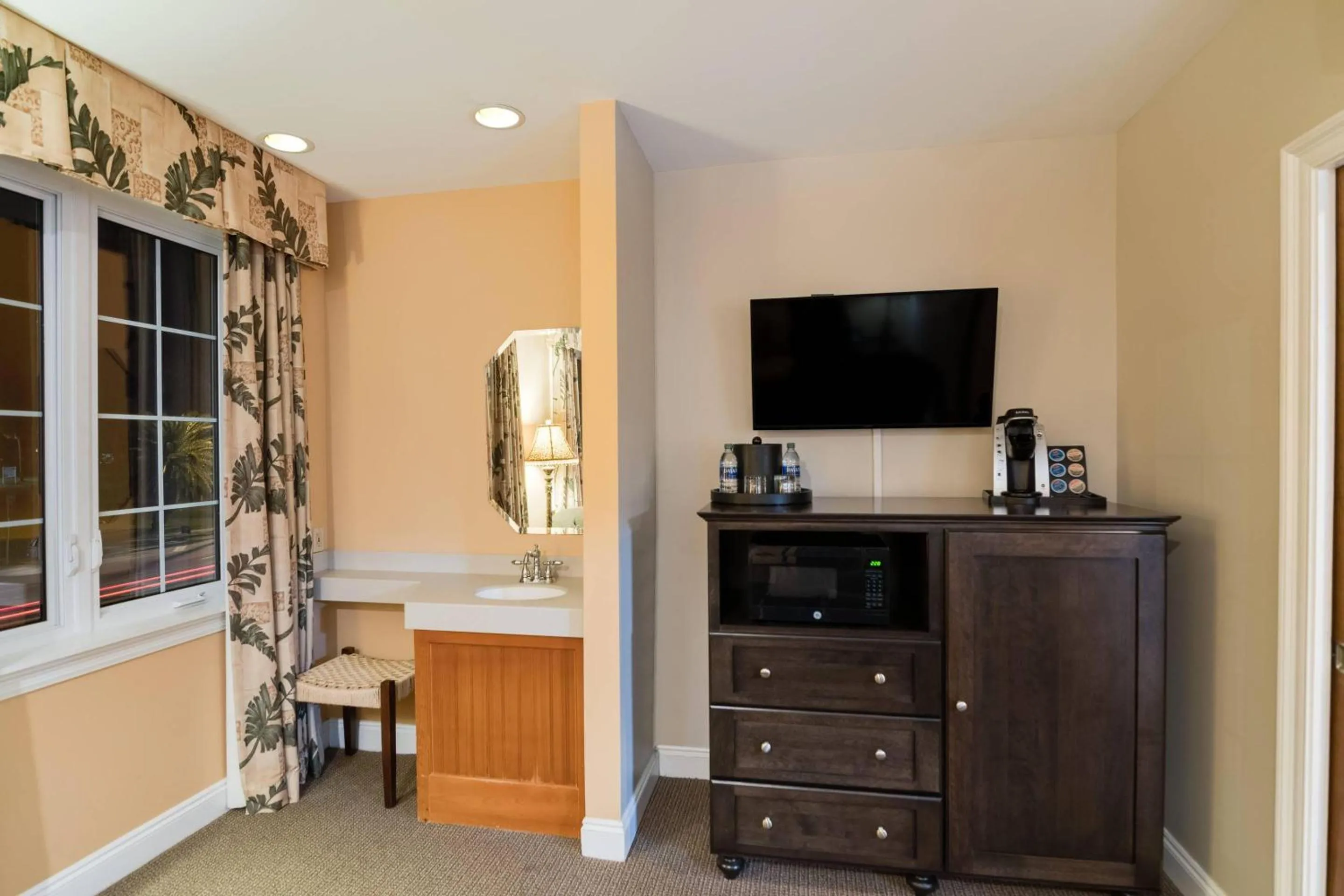 Bedroom in The Port Inn and Cottages, an Ascend Collection Hotel