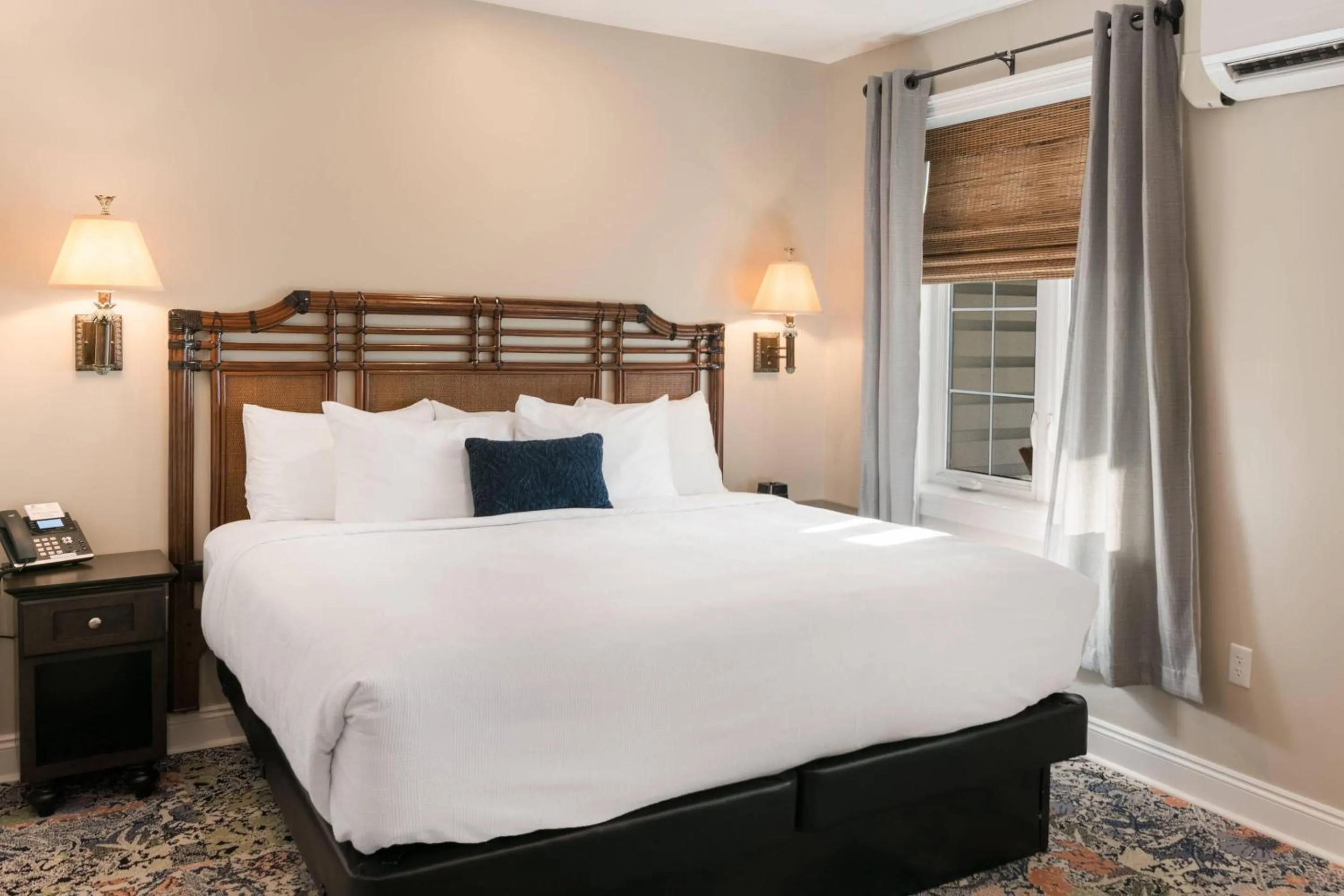 Bedroom, Bed in The Port Inn and Cottages, an Ascend Collection Hotel