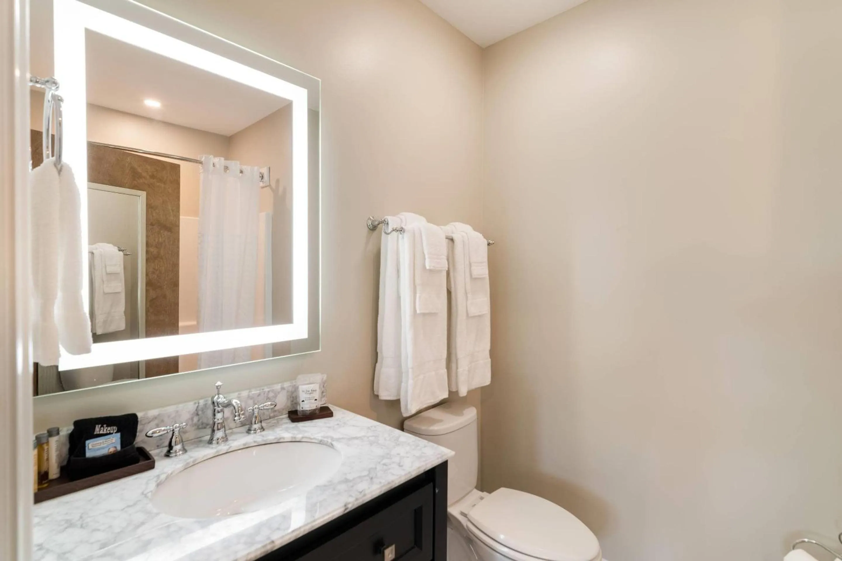 Bedroom in The Port Inn and Cottages, an Ascend Collection Hotel