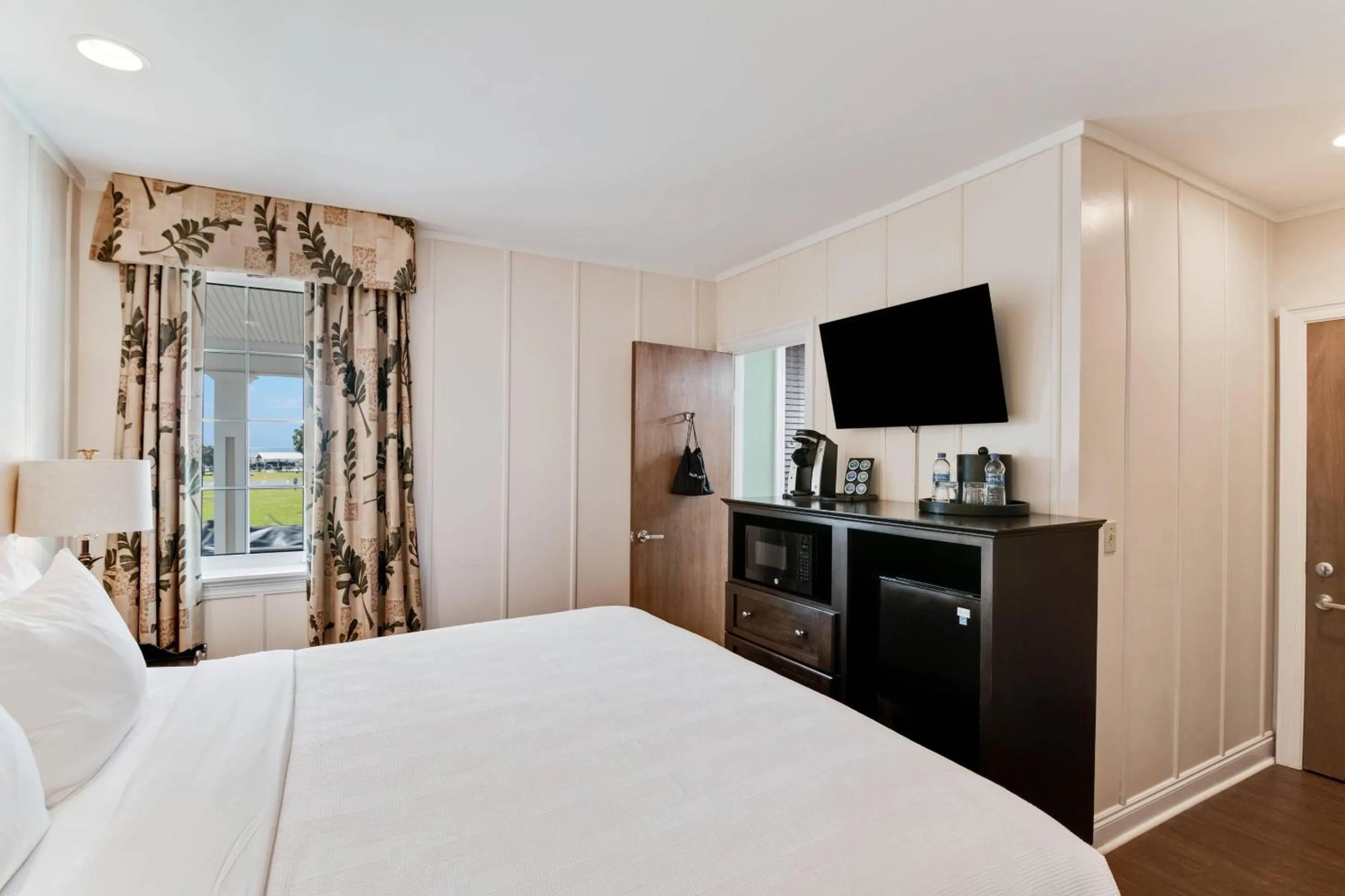 Bedroom, Bed in The Port Inn - Port St Joe, an Ascend Collection Hotel