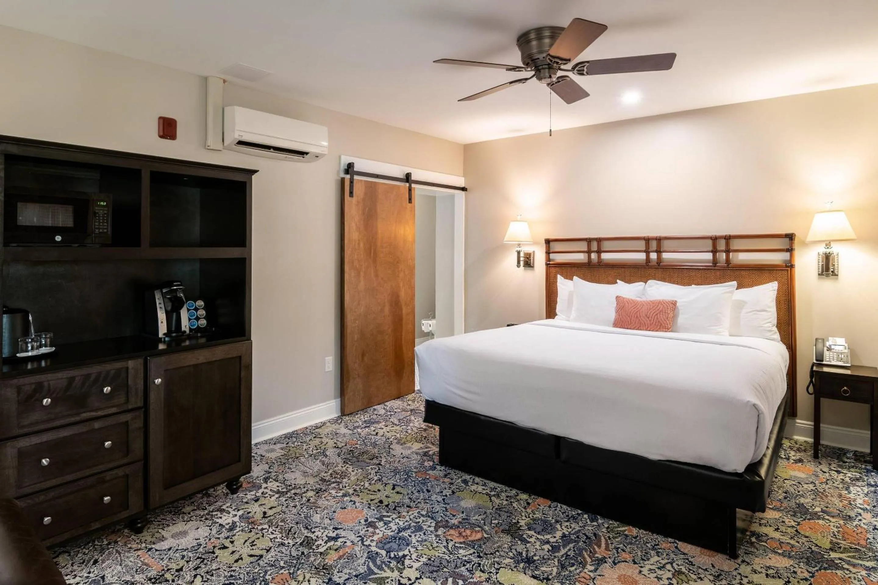 Bedroom, Bed in The Port Inn and Cottages, an Ascend Collection Hotel
