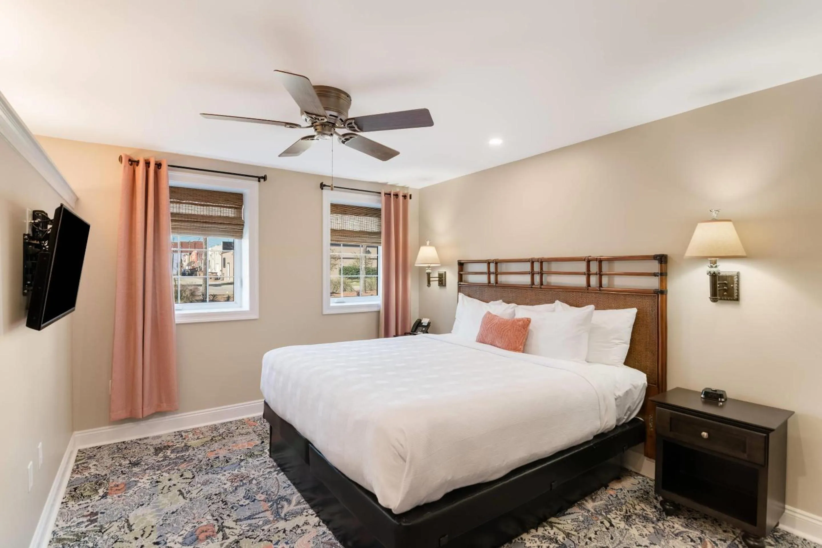Bedroom, Bed in The Port Inn and Cottages, an Ascend Collection Hotel