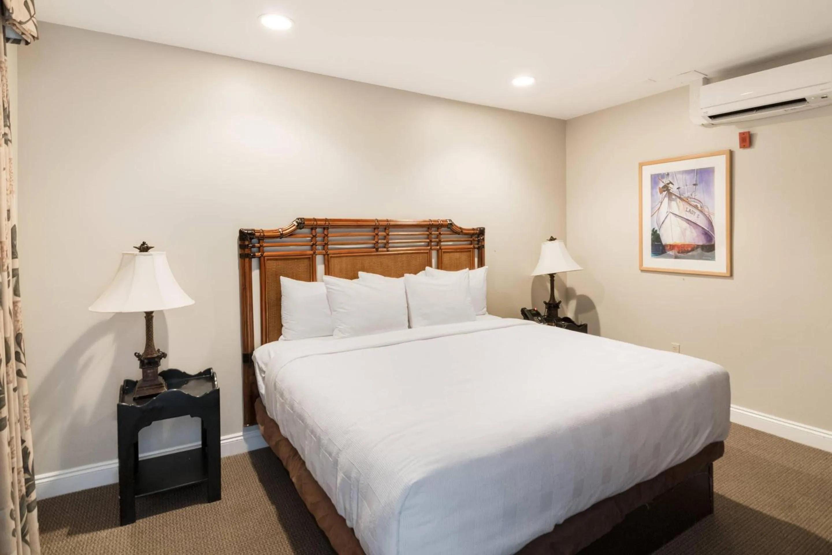 Bedroom, Bed in The Port Inn and Cottages, an Ascend Collection Hotel