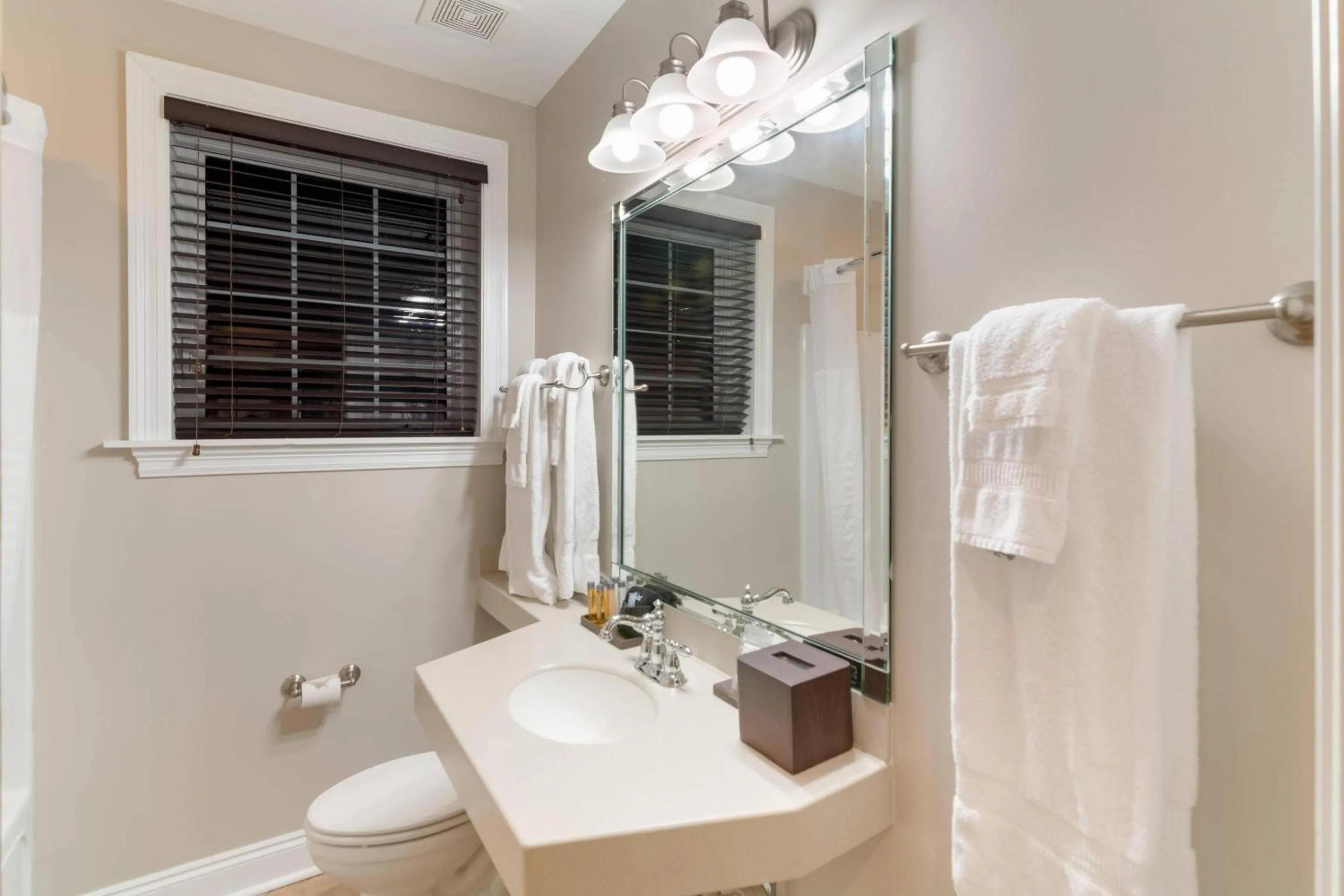 Bedroom in The Port Inn - Port St Joe, an Ascend Collection Hotel