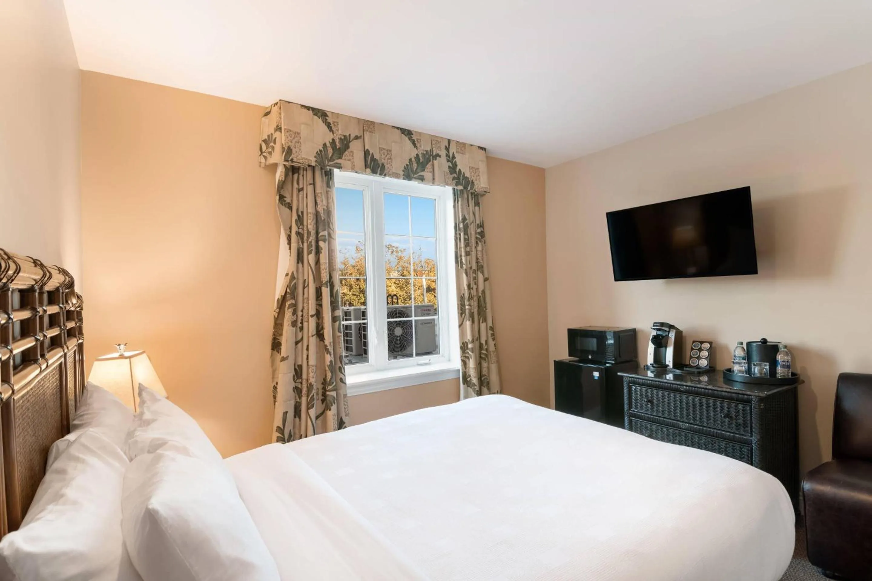 Bedroom, Bed in The Port Inn - Port St Joe, an Ascend Collection Hotel