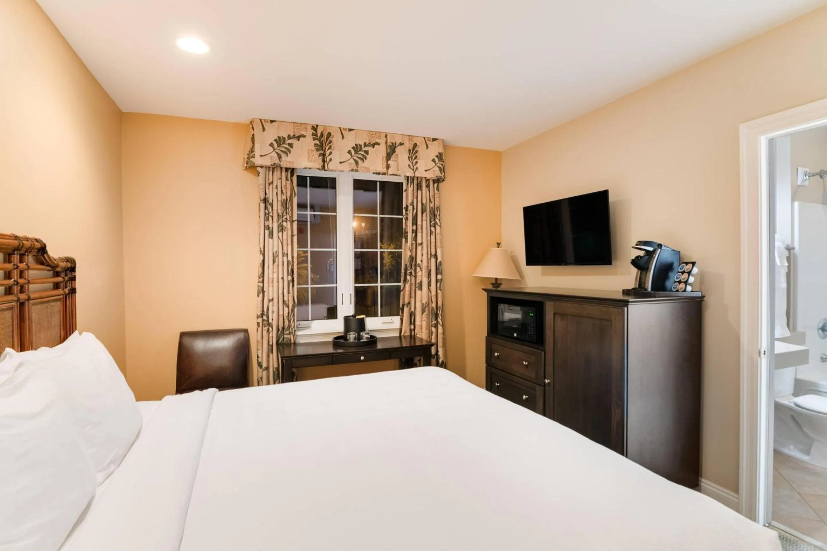 Bedroom, Bed in The Port Inn and Cottages, an Ascend Collection Hotel