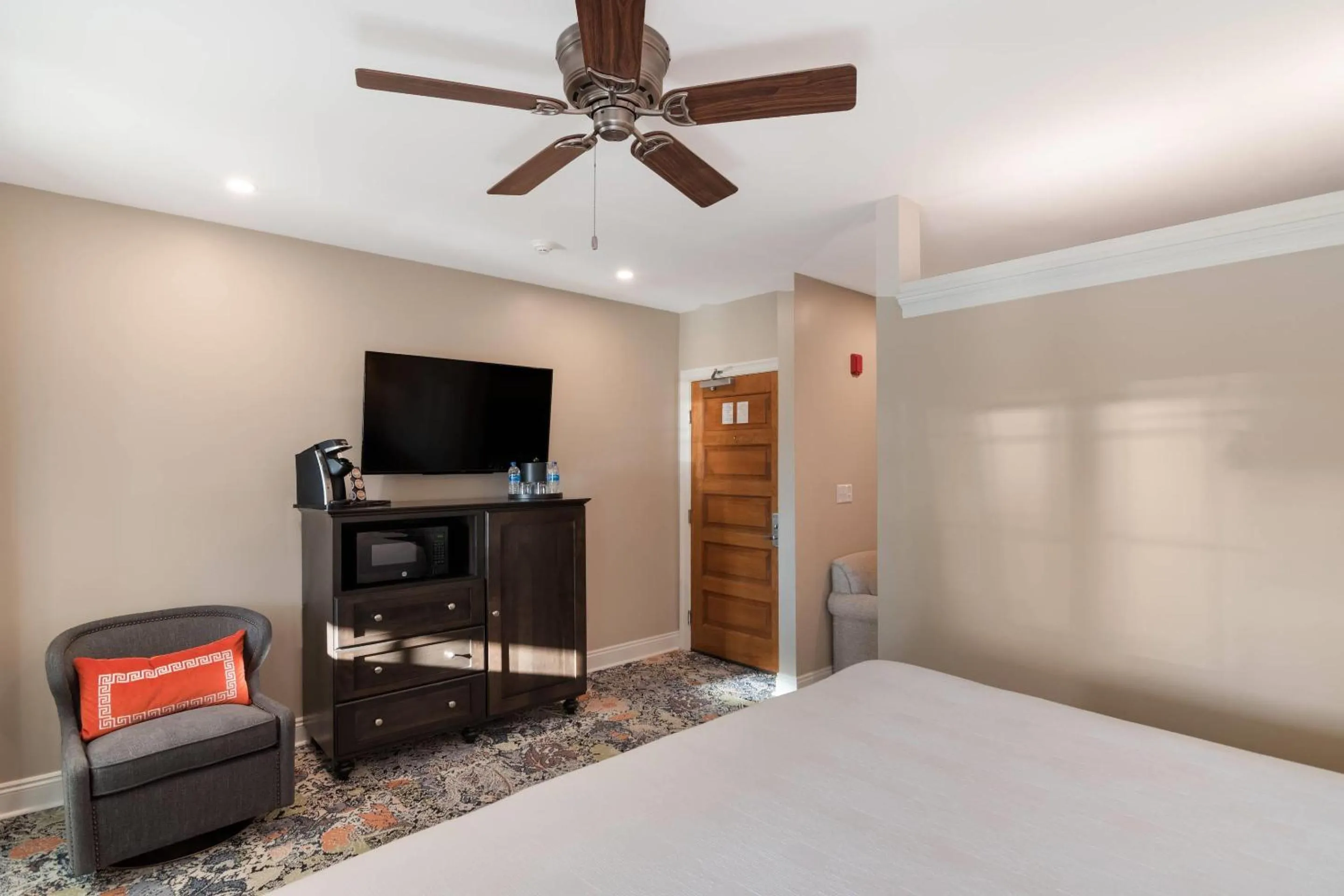 Bedroom, Bed in The Port Inn and Cottages, an Ascend Collection Hotel