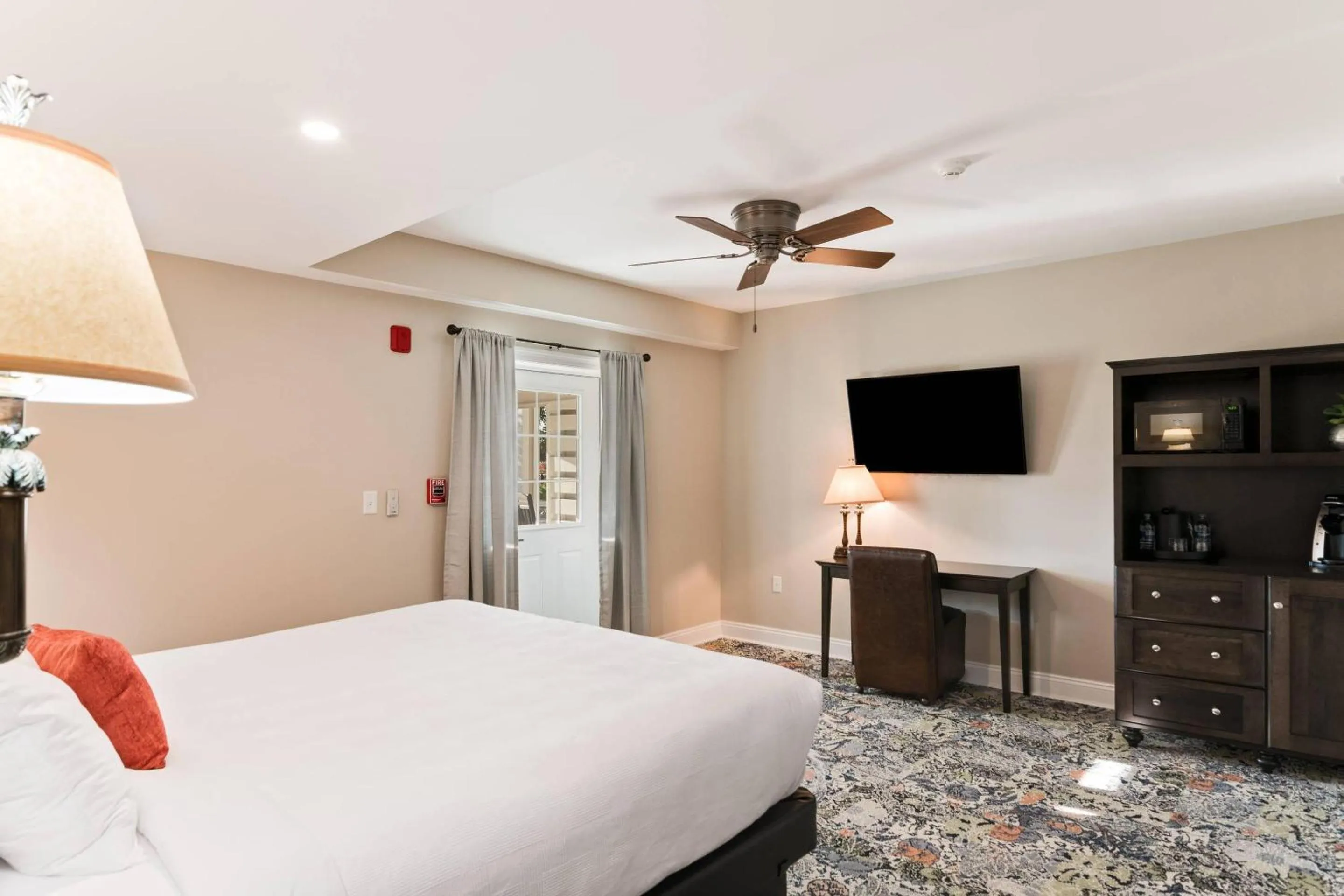 Bedroom, Bed in The Port Inn and Cottages, an Ascend Collection Hotel