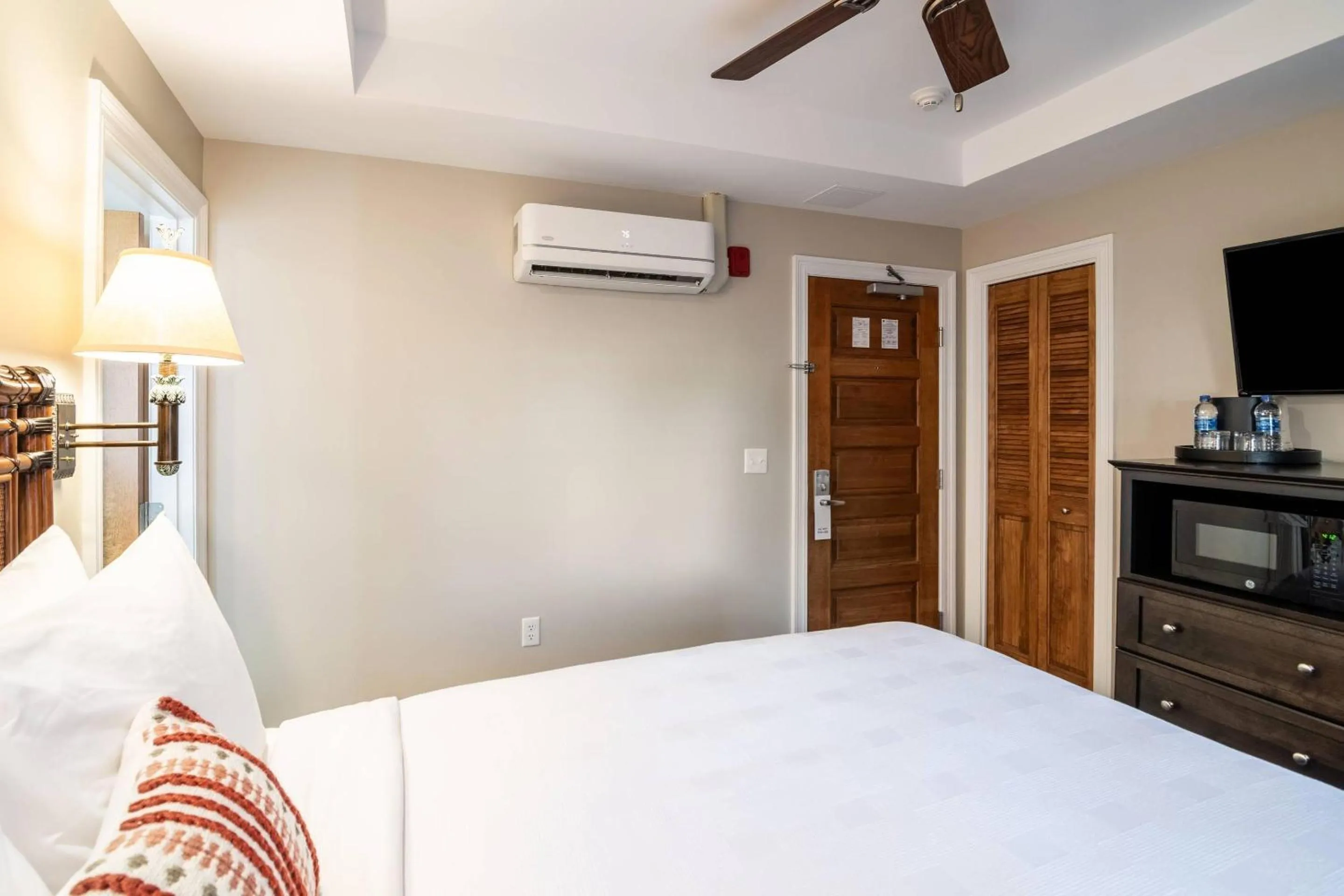 Bedroom, Bed in The Port Inn and Cottages, an Ascend Collection Hotel