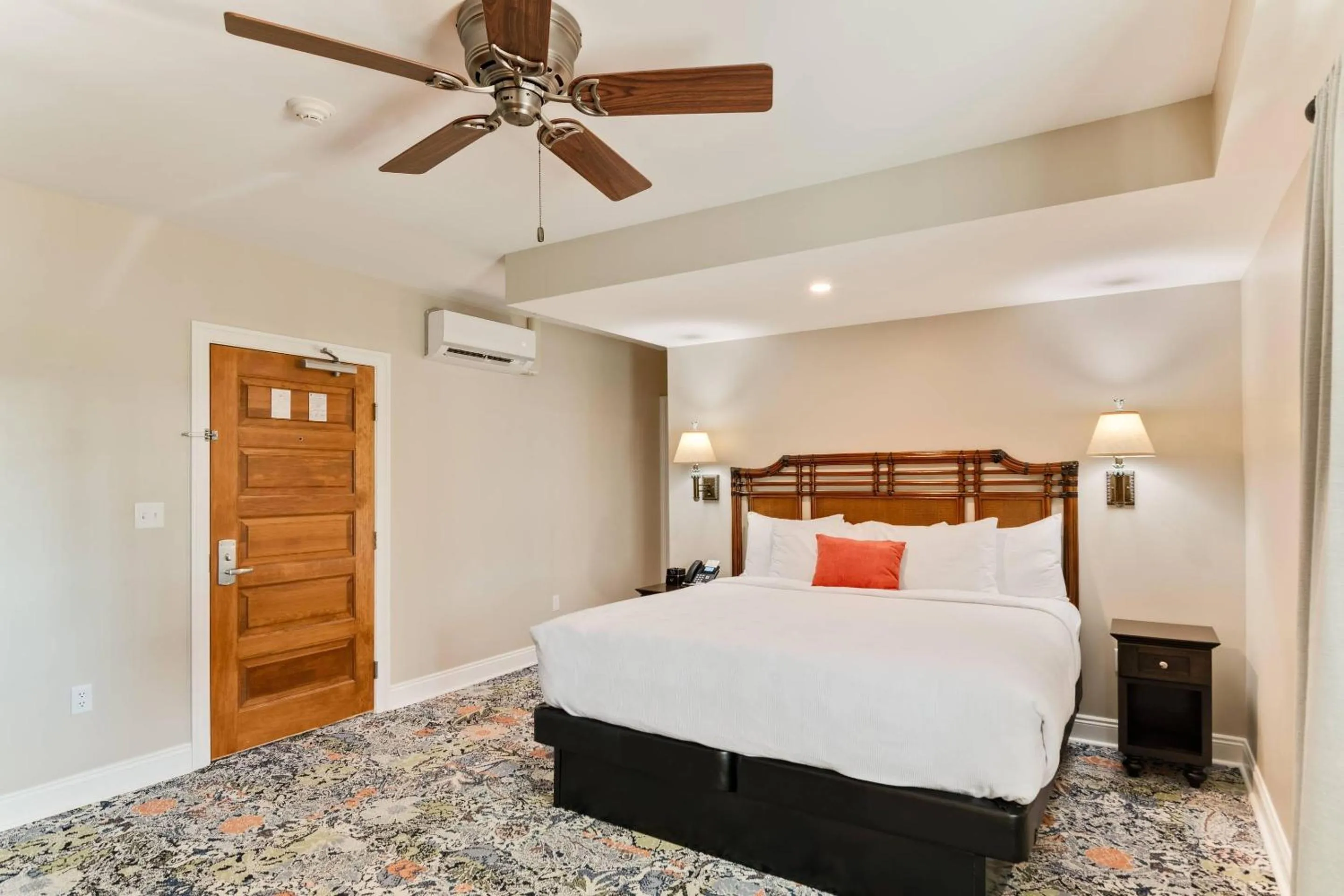 Bedroom, Bed in The Port Inn and Cottages, an Ascend Collection Hotel