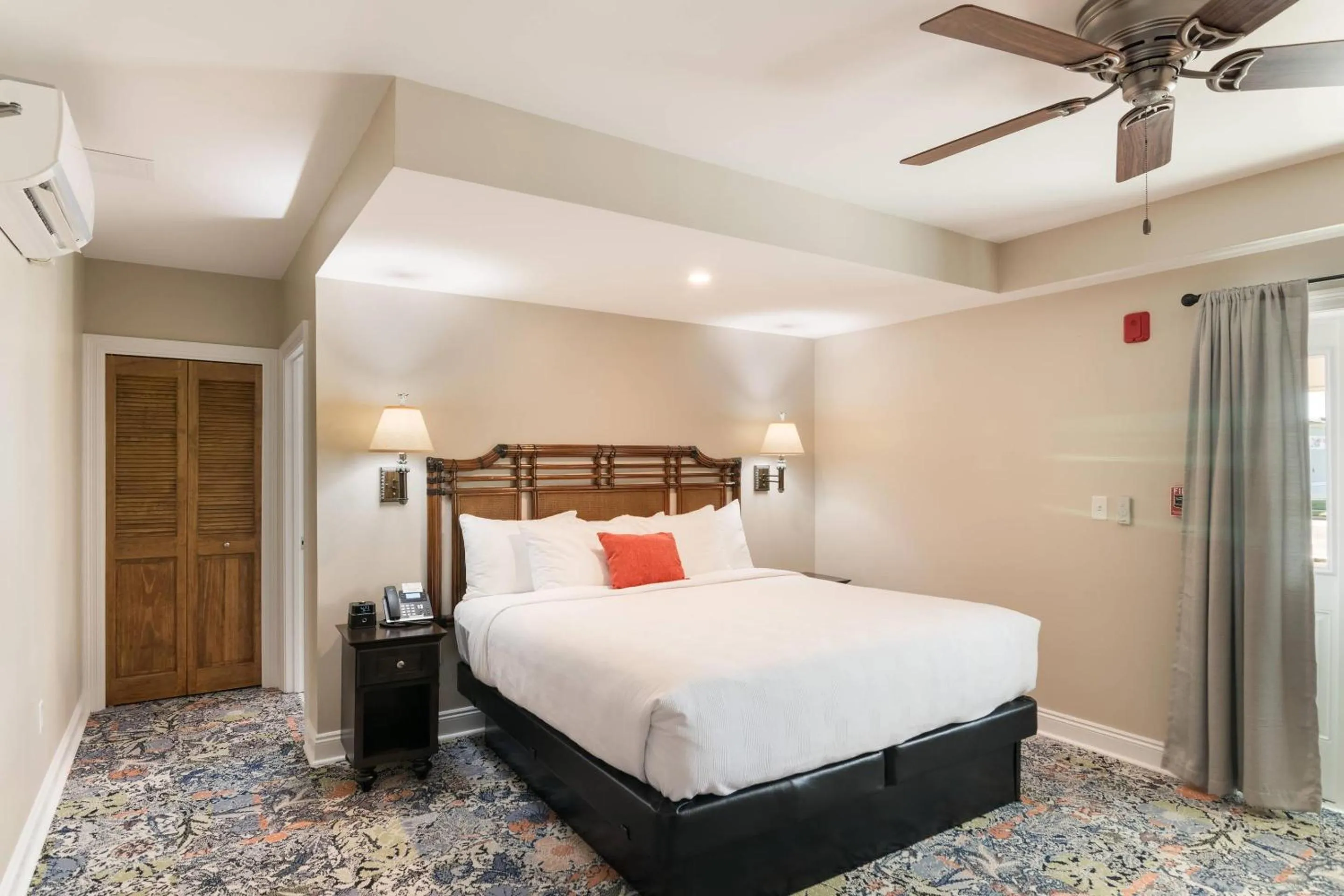 Bedroom, Bed in The Port Inn and Cottages, an Ascend Collection Hotel