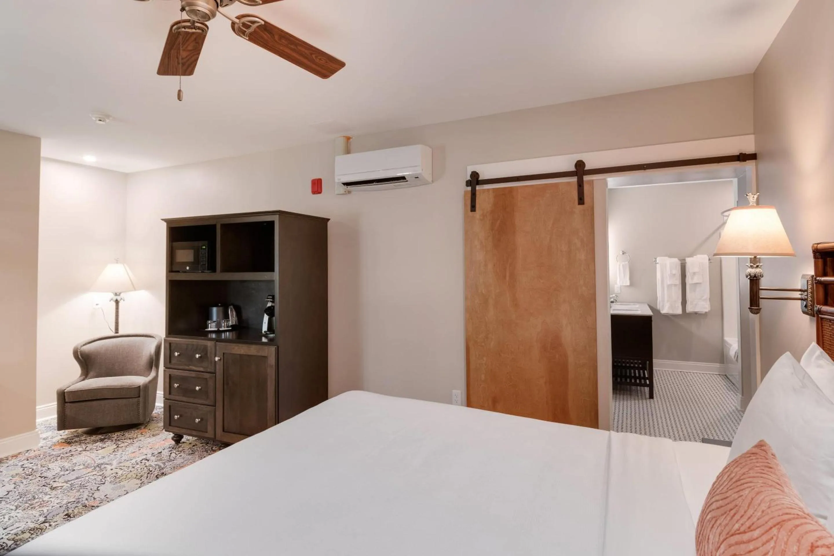 Bedroom, Bed in The Port Inn and Cottages, an Ascend Collection Hotel