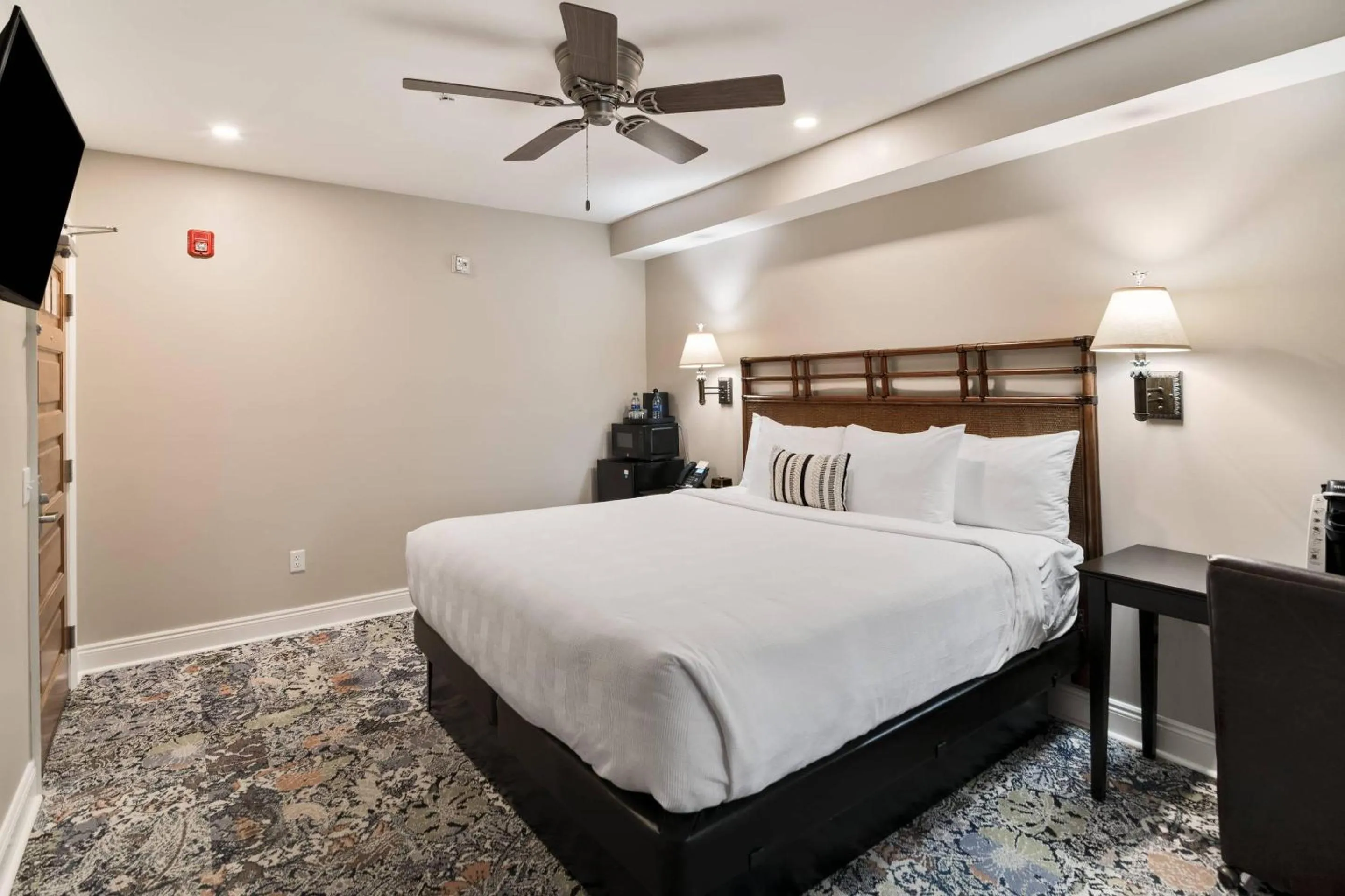 Bedroom, Bed in The Port Inn and Cottages, an Ascend Collection Hotel