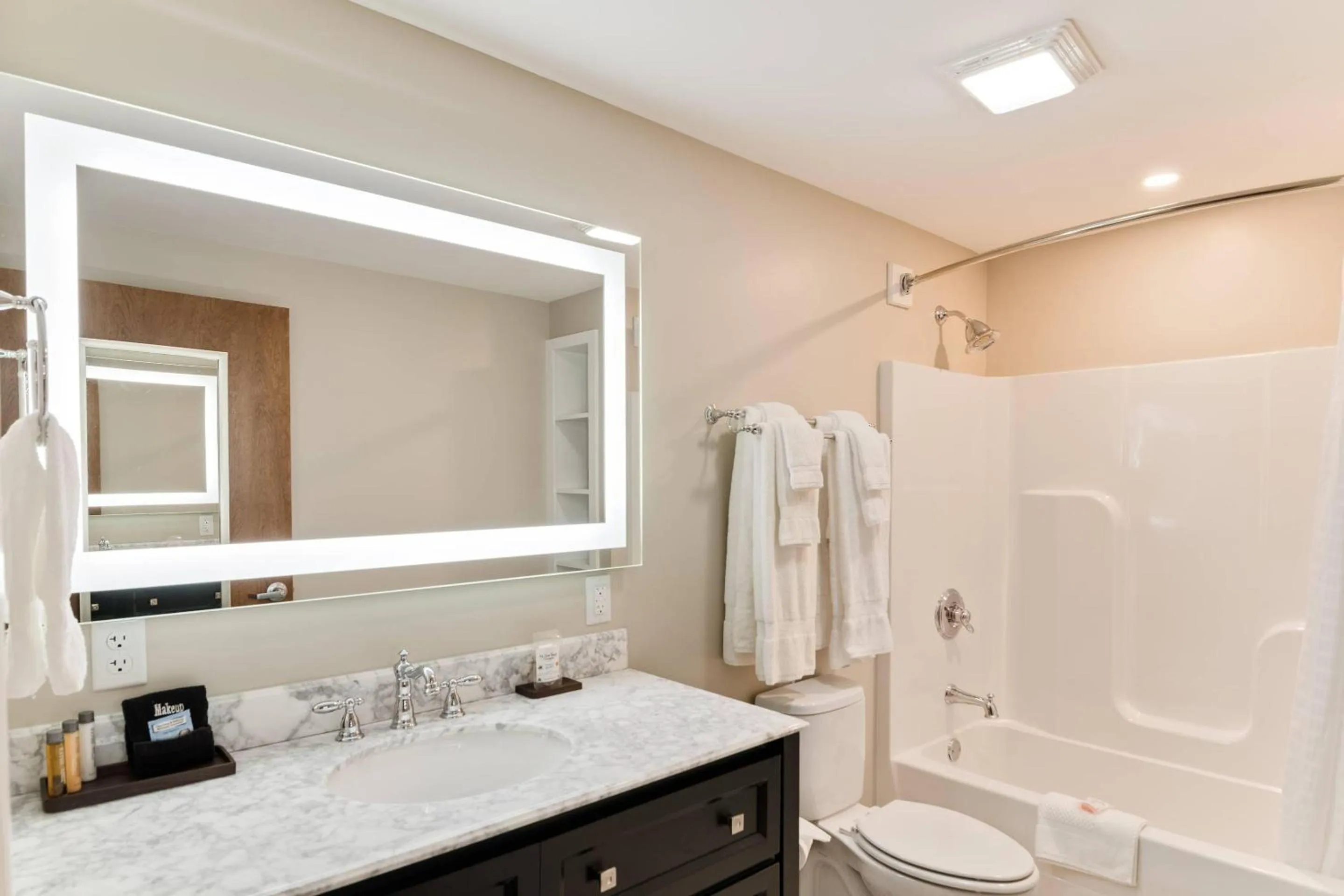 Bedroom in The Port Inn and Cottages, an Ascend Collection Hotel