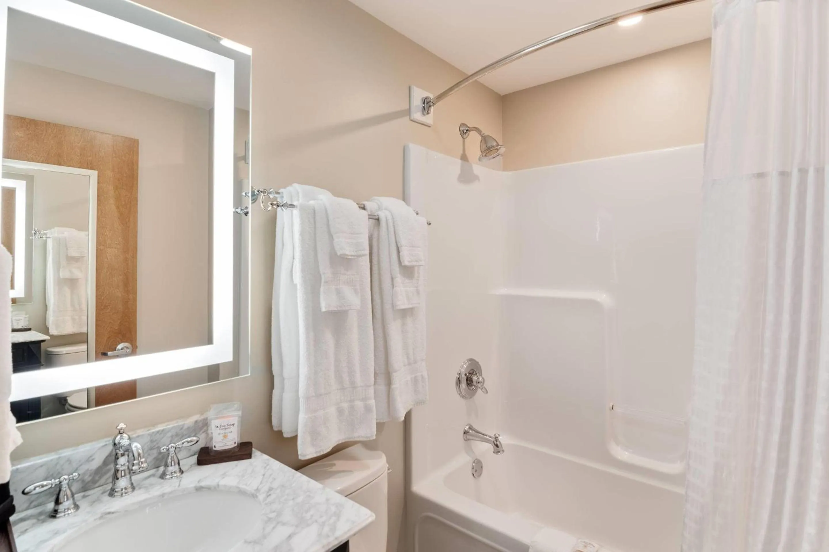 Bedroom in The Port Inn - Port St Joe, an Ascend Collection Hotel